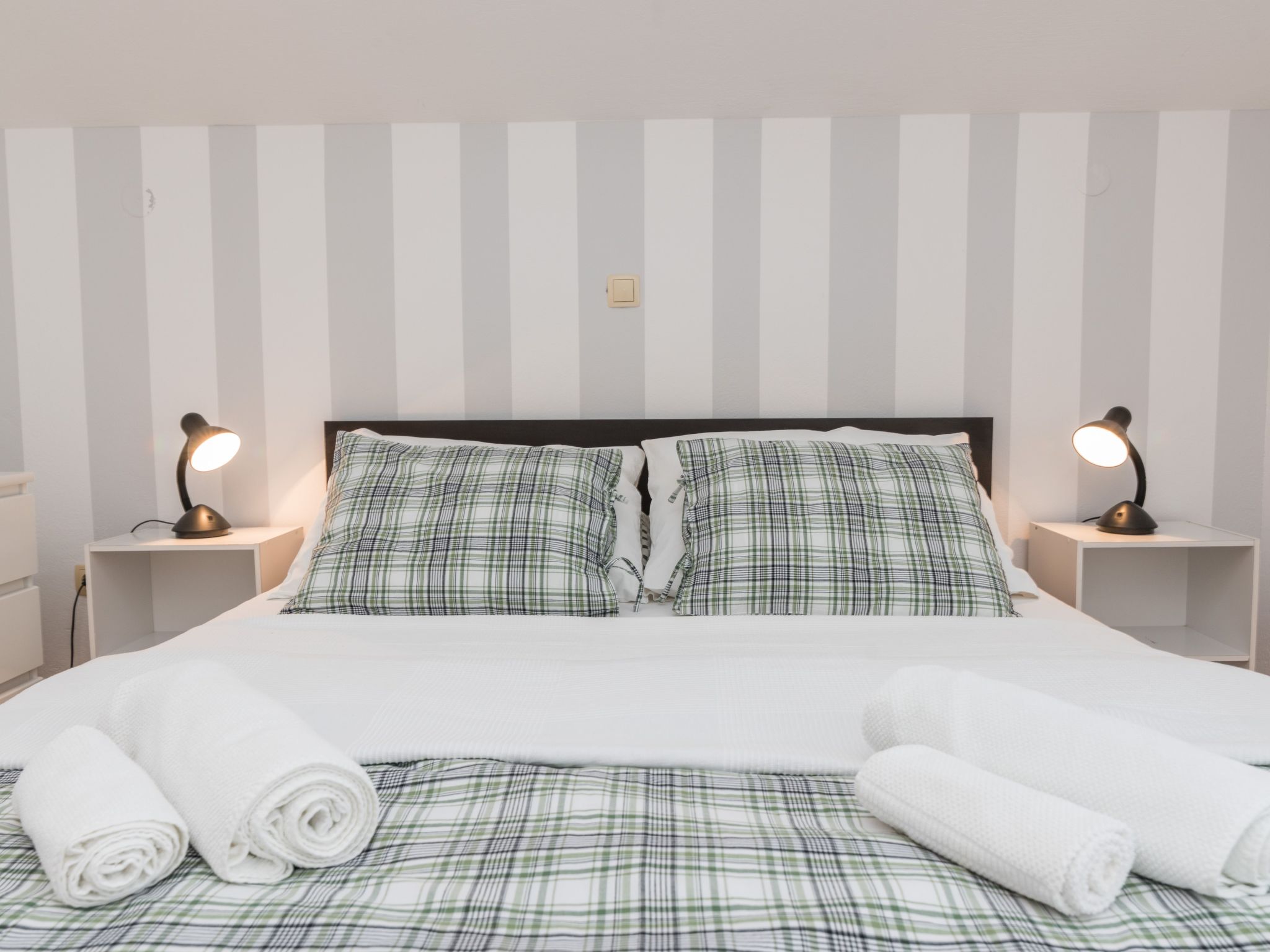 "Emelie" mit Blick auf das Wasser-Image-tags.info