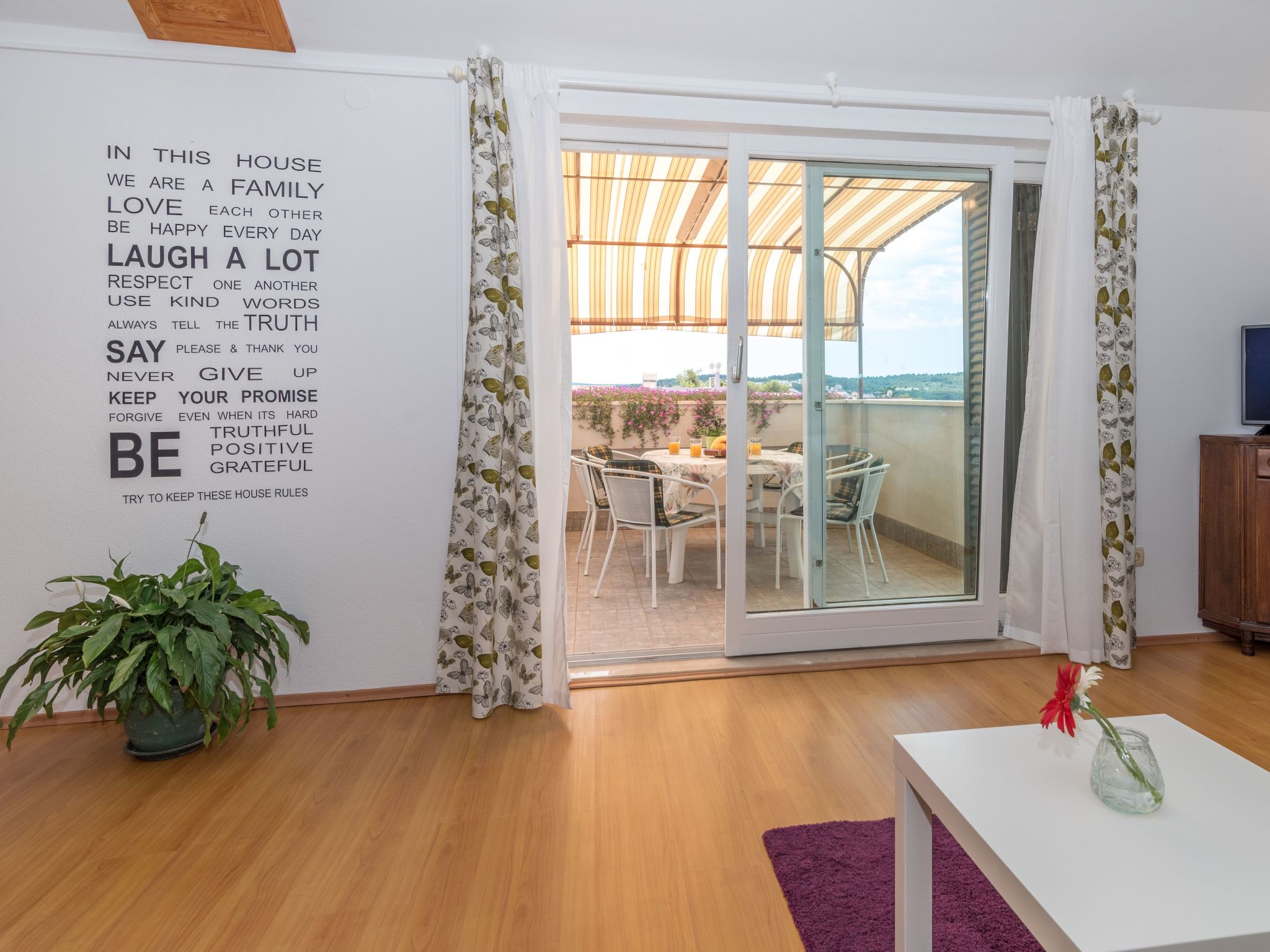 "Emelie" mit Blick auf das Wasser-Image-tags.info