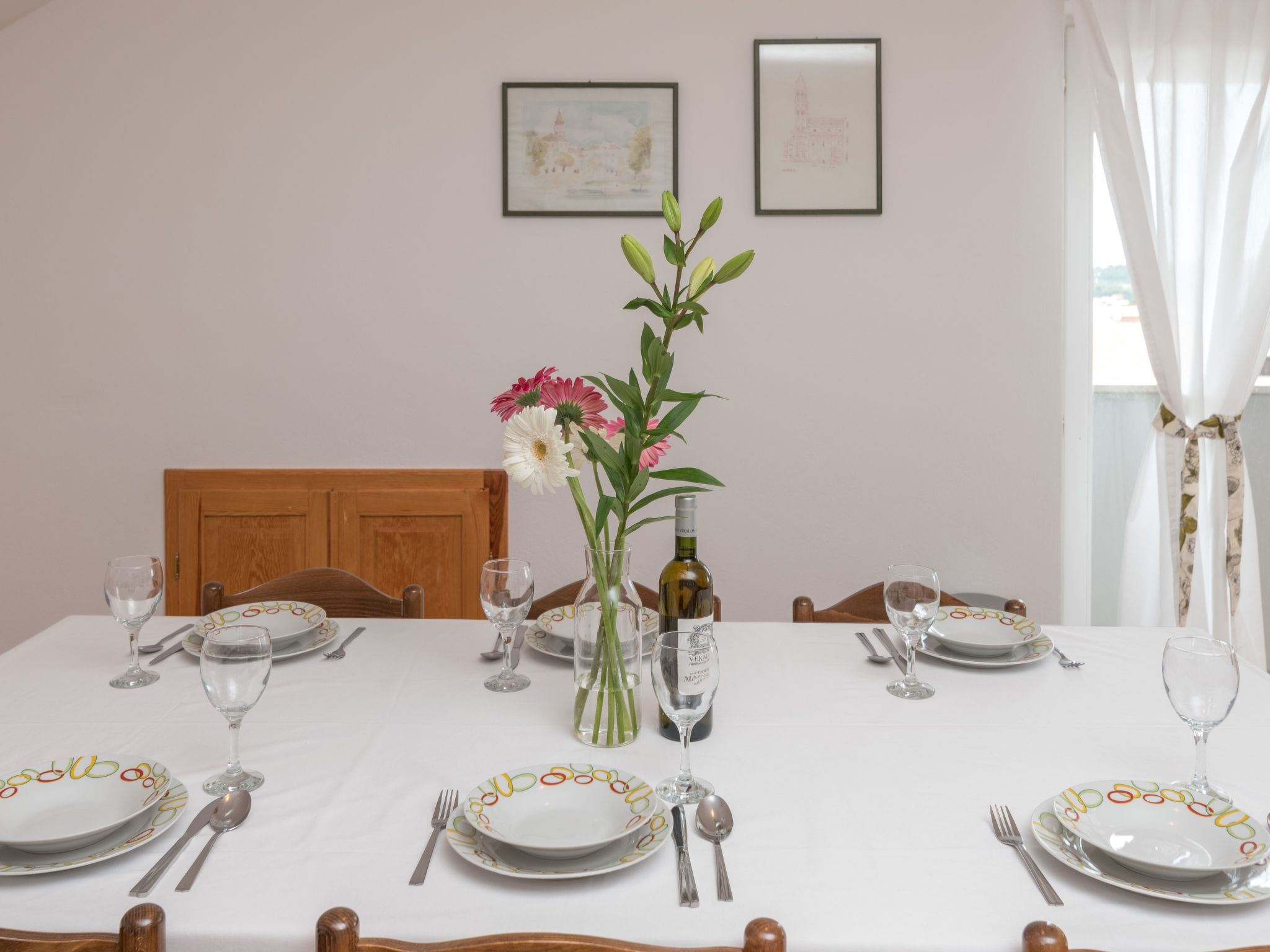 "Emelie" mit Blick auf das Wasser-Image-tags.info