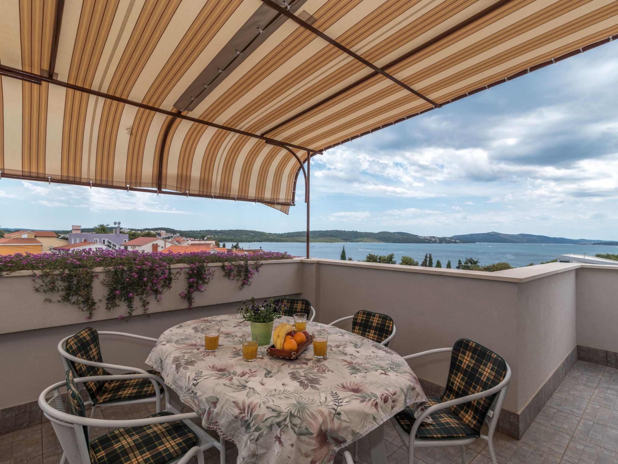 "Emelie" mit Blick auf das Wasser-Image-tags.info