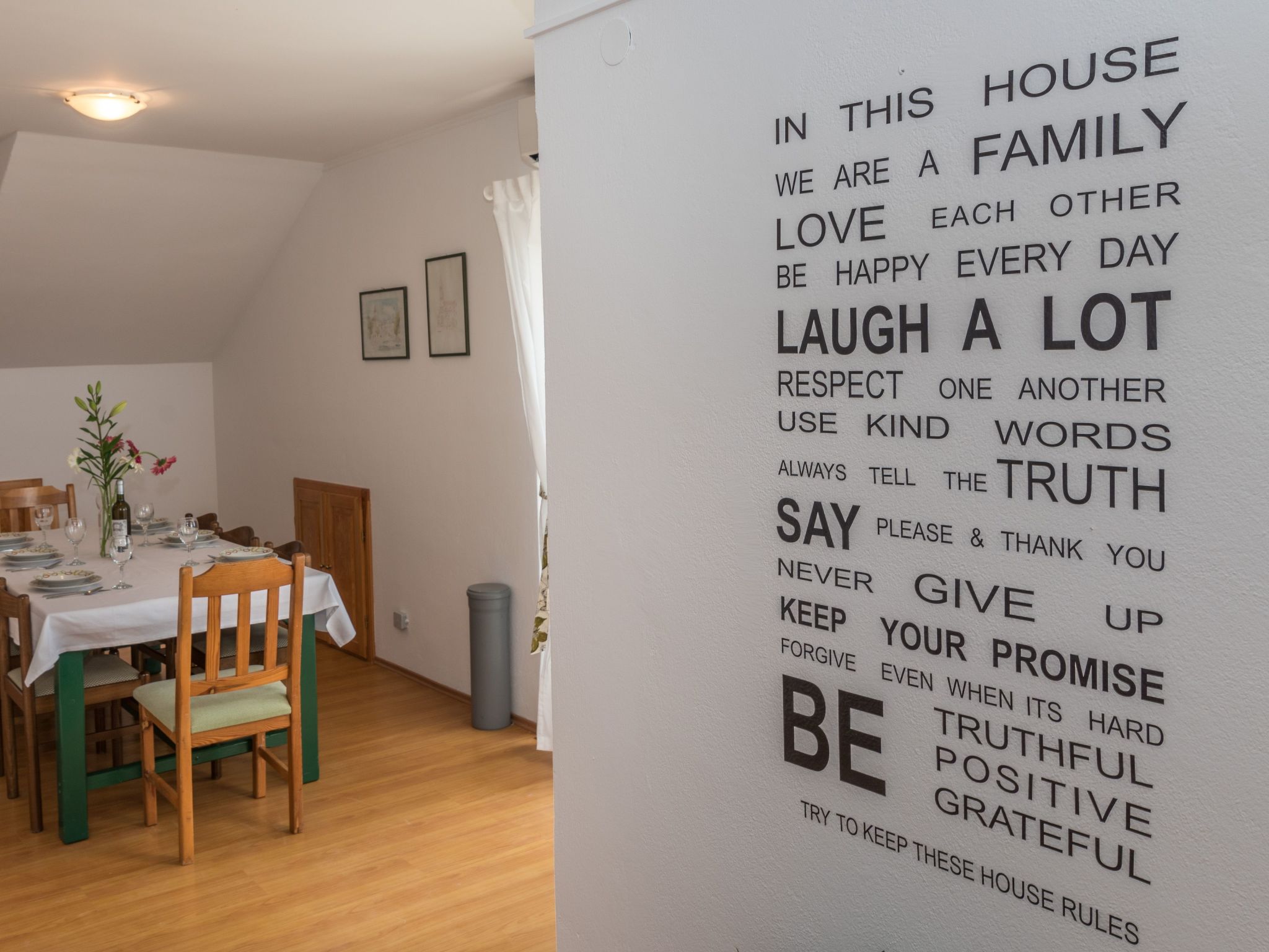 "Emelie" mit Blick auf das Wasser-Image-tags.info