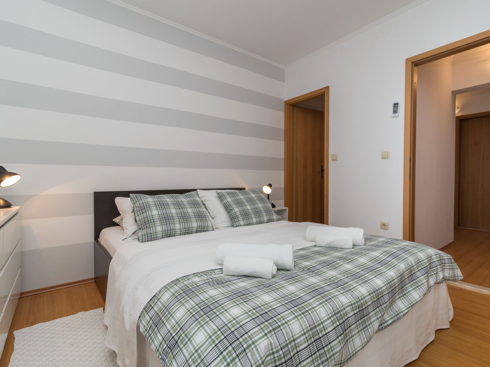 "Emelie" mit Blick auf das Wasser-Image-tags.info