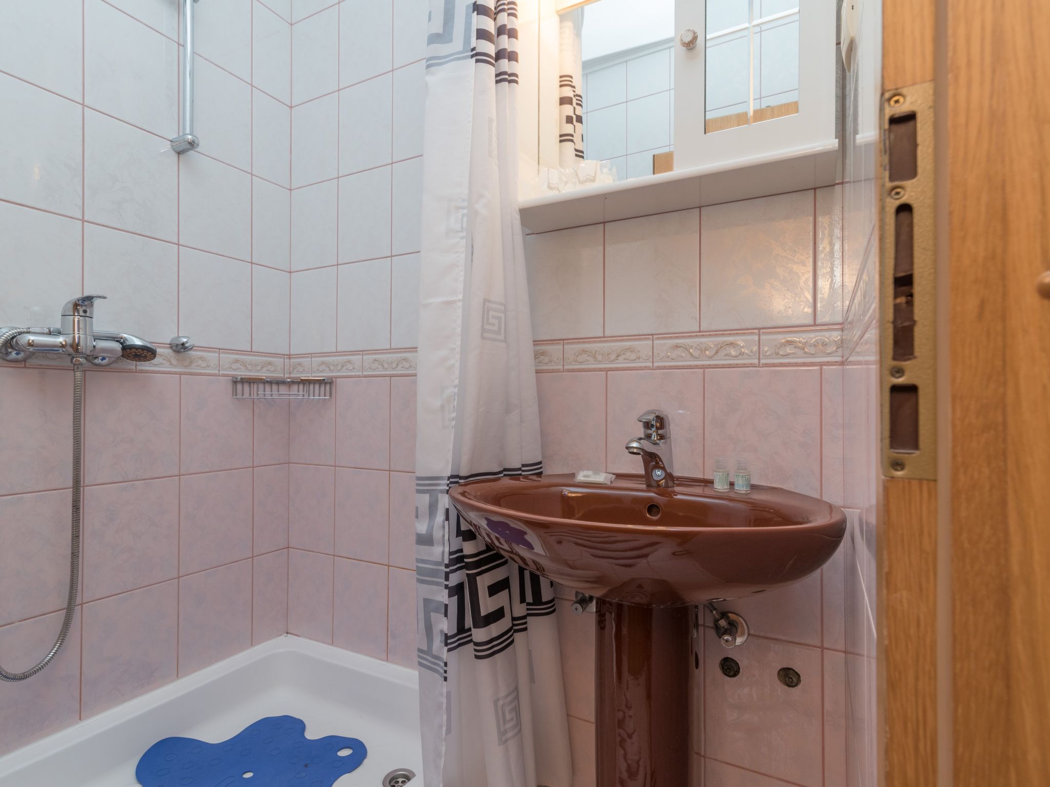 "Emelie" mit Blick auf das Wasser-Image-tags.info