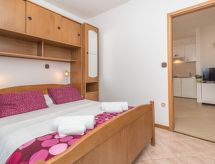 Voll ausgestattete Wohnung mit einem Schlafzimmer und Garten