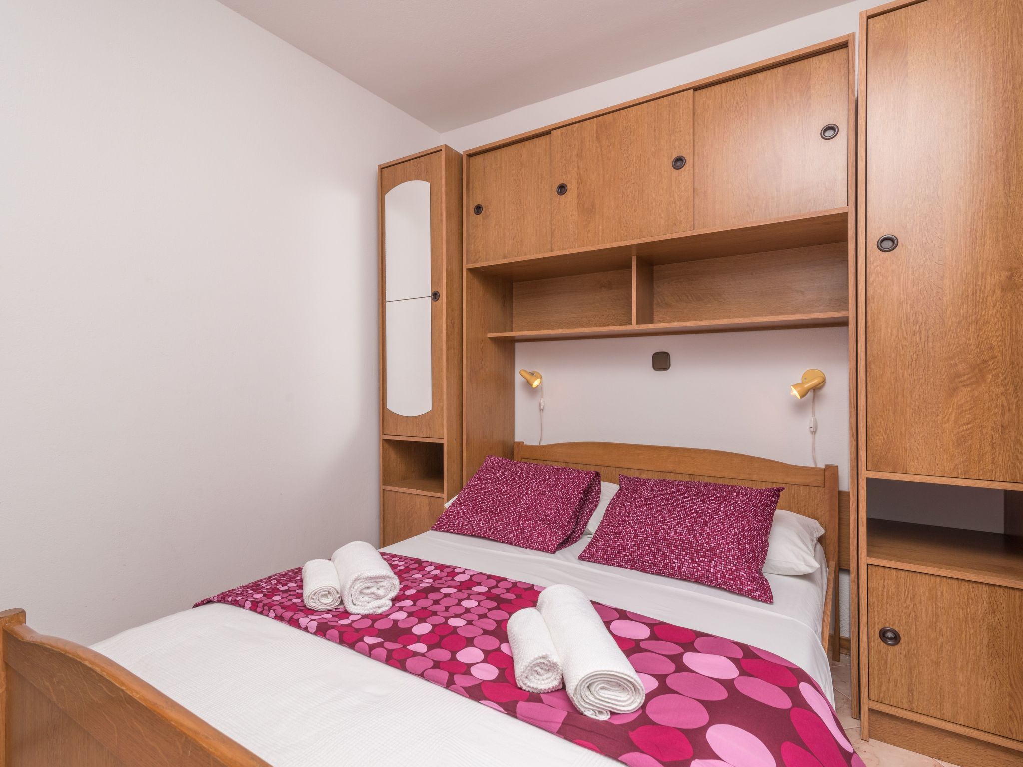 Voll ausgestattete Wohnung mit einem Schlafzimmer und Garten