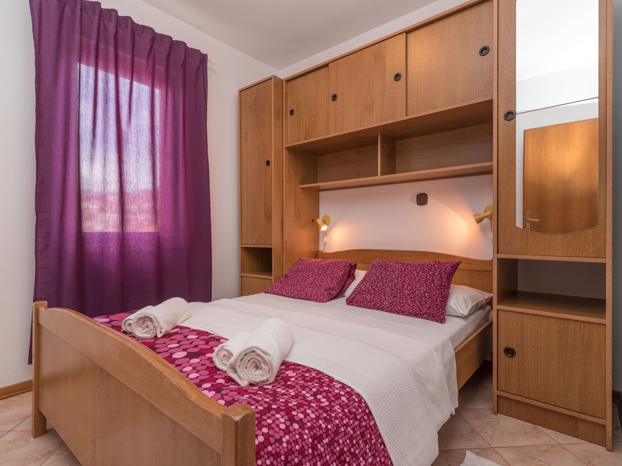 Voll ausgestattete Wohnung mit einem Schlafzimmer und Garten