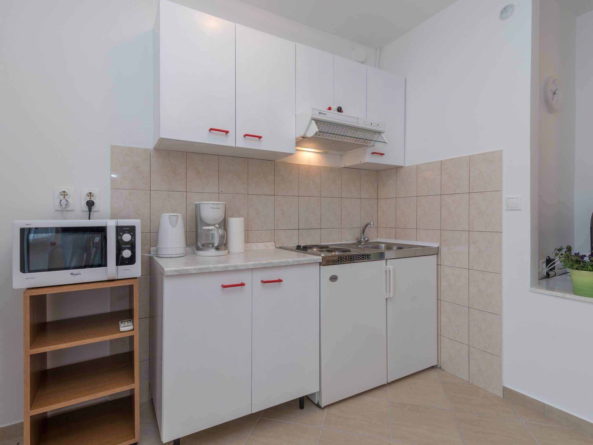 Voll ausgestattete Wohnung mit einem Schlafzimmer und Garten-Image-tags.info