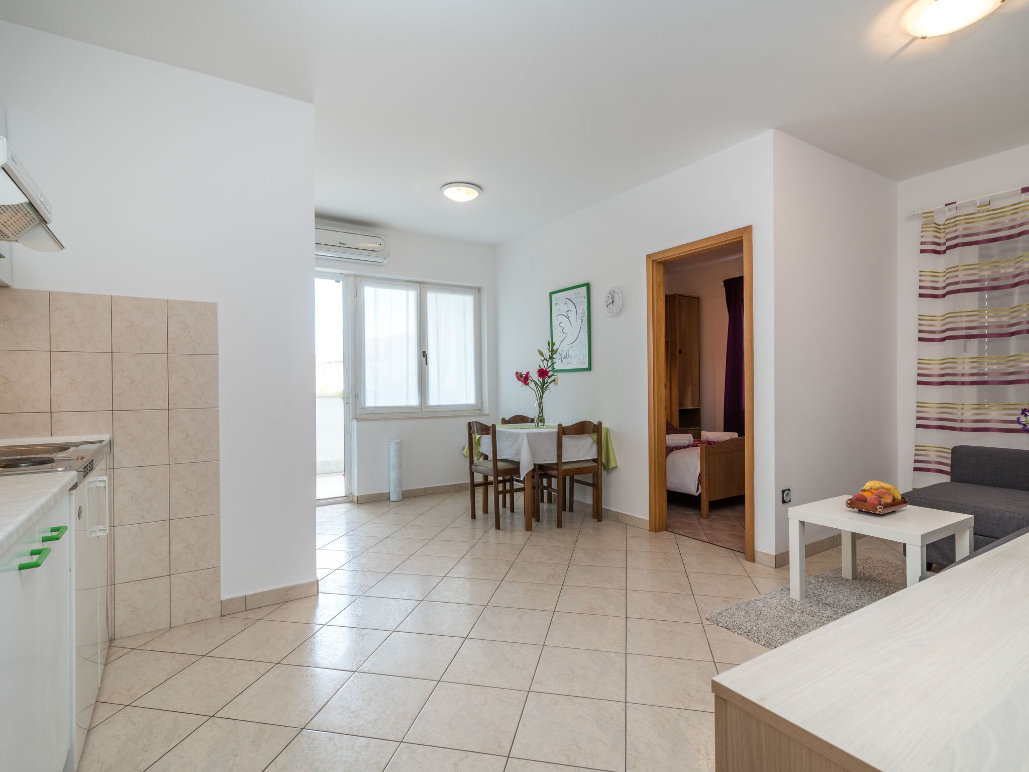 Voll ausgestattete Wohnung mit einem Schlafzimmer und Garten-Image-tags.info