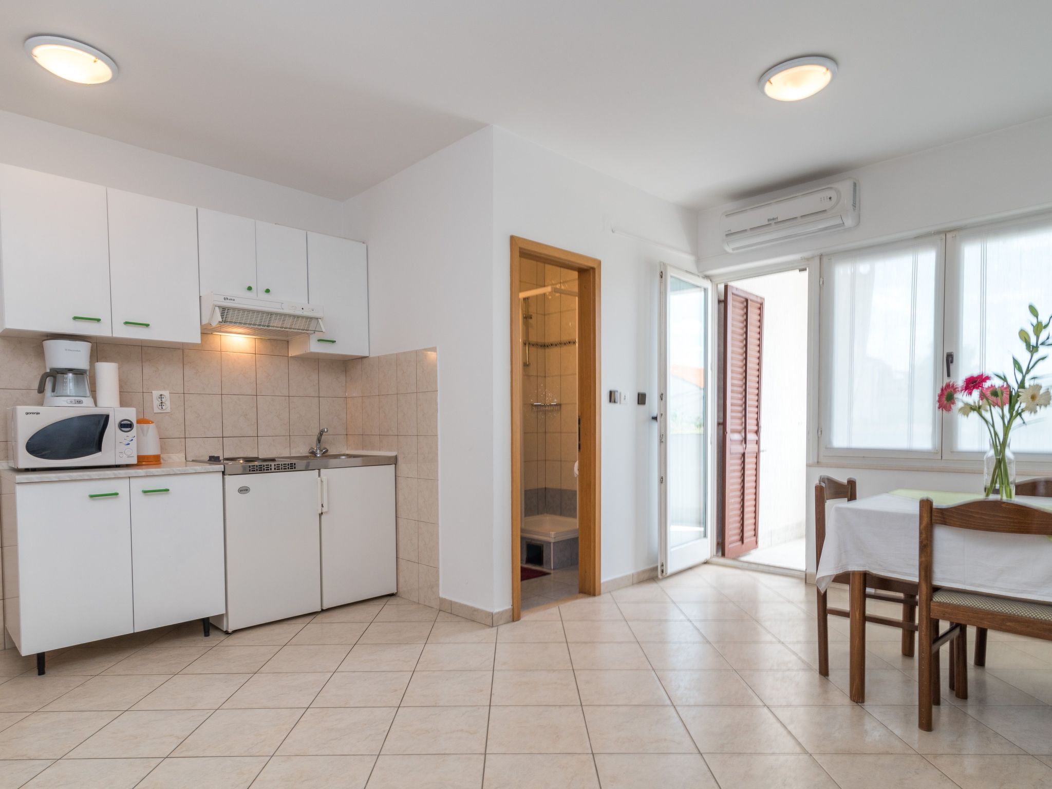 Voll ausgestattete Wohnung mit einem Schlafzimmer und Garten-Image-tags.info