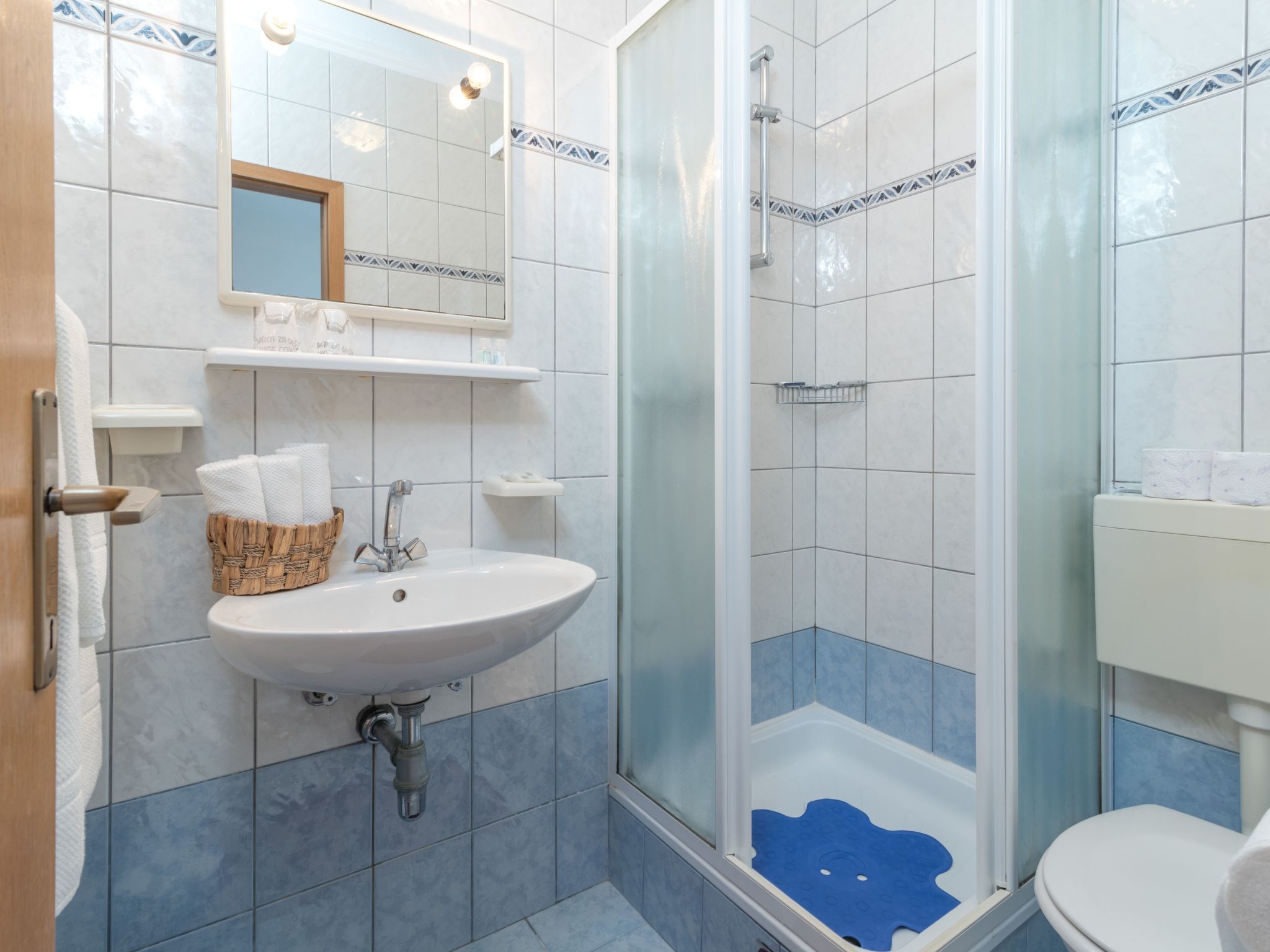 Voll ausgestattete Wohnung mit einem Schlafzimmer und Garten-Image-tags.info