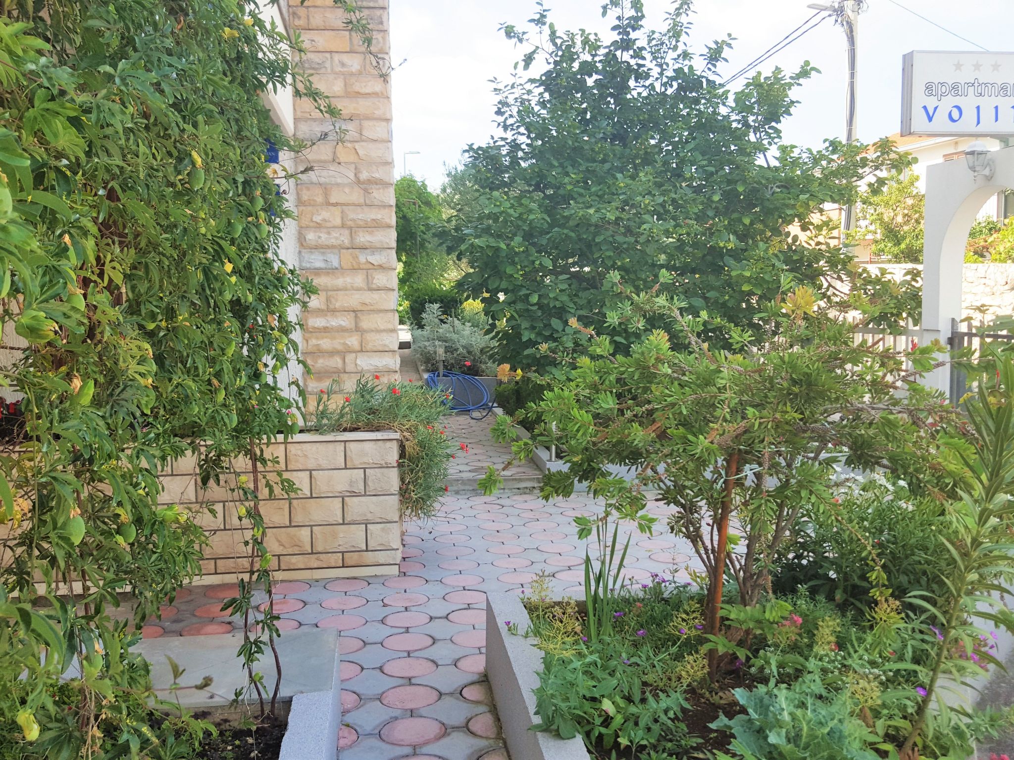 Voll ausgestattete Wohnung mit einem Schlafzimmer und Garten-Image-tags.info