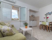 Appartement aan zee met 2 slaapkamers en balkon in Okrug Donji - thumbnail 1