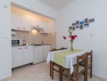 Appartement aan zee met 2 slaapkamers en balkon in Okrug Donji - thumbnail 3