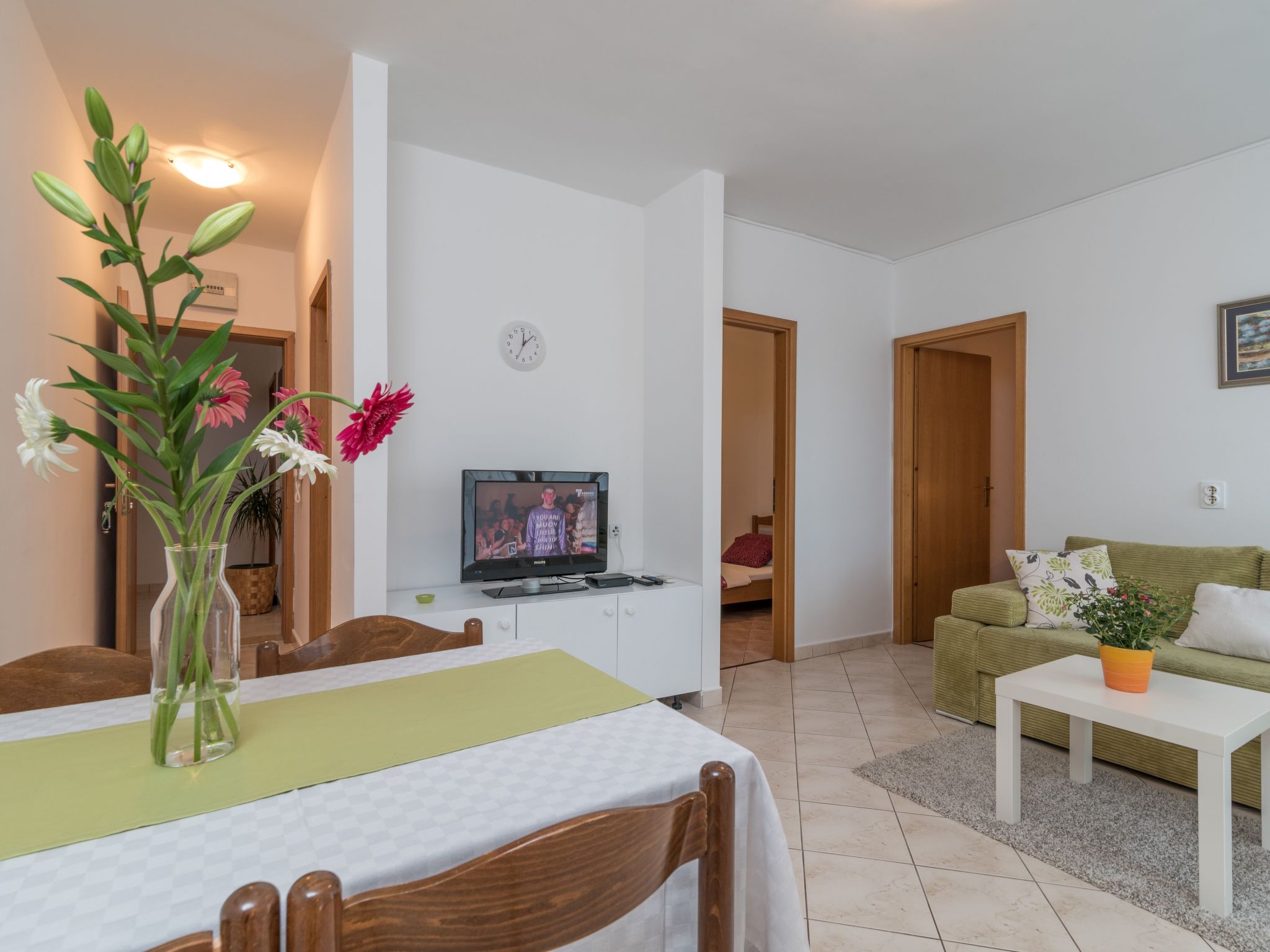 Voll ausgestattete Wohnung mit zwei Schlafzimmern und Balkon