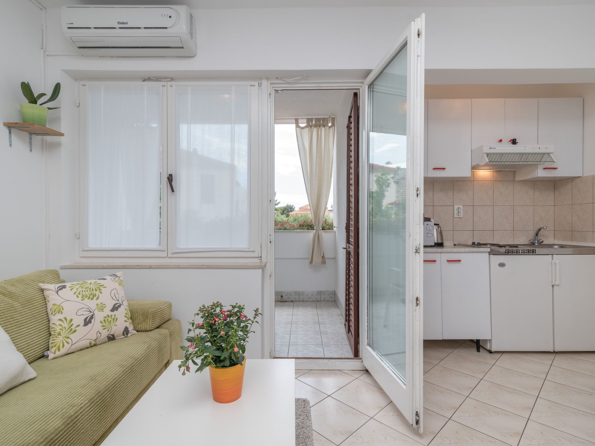 Voll ausgestattete Wohnung mit zwei Schlafzimmern und Balkon-Image-tags.info