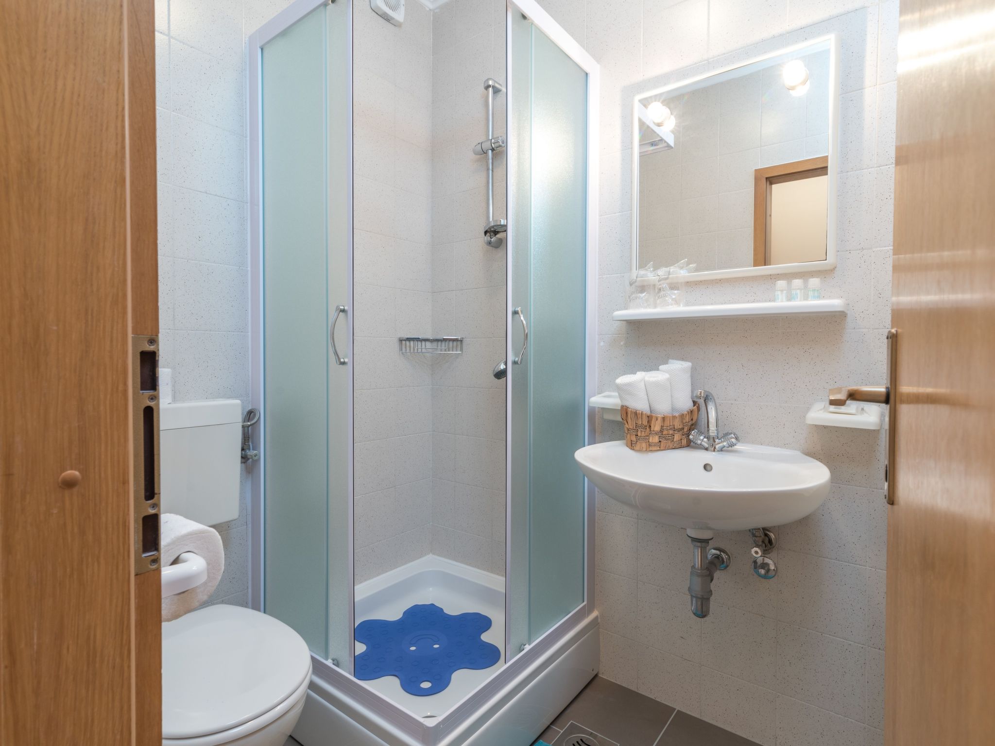 Voll ausgestattete Wohnung mit zwei Schlafzimmern und Balkon-Image-tags.info