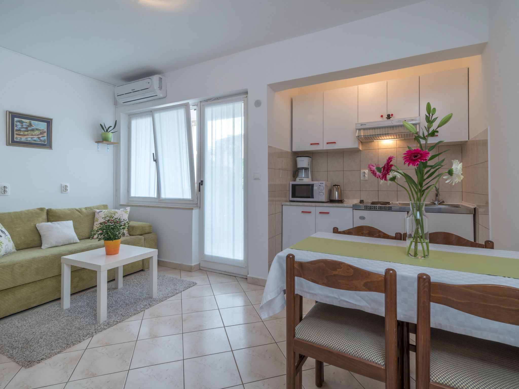 Voll ausgestattete Wohnung mit zwei Schlafzimmern und Balkon-Image-tags.info