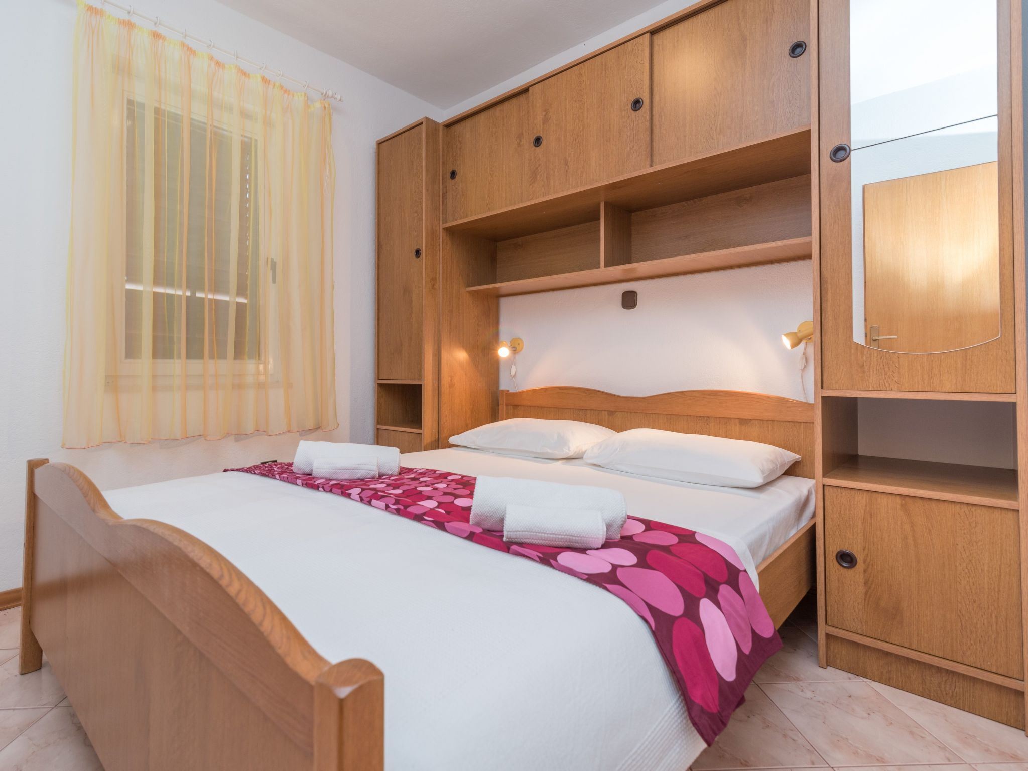 Voll ausgestattete Wohnung mit zwei Schlafzimmern und Balkon-Image-tags.info