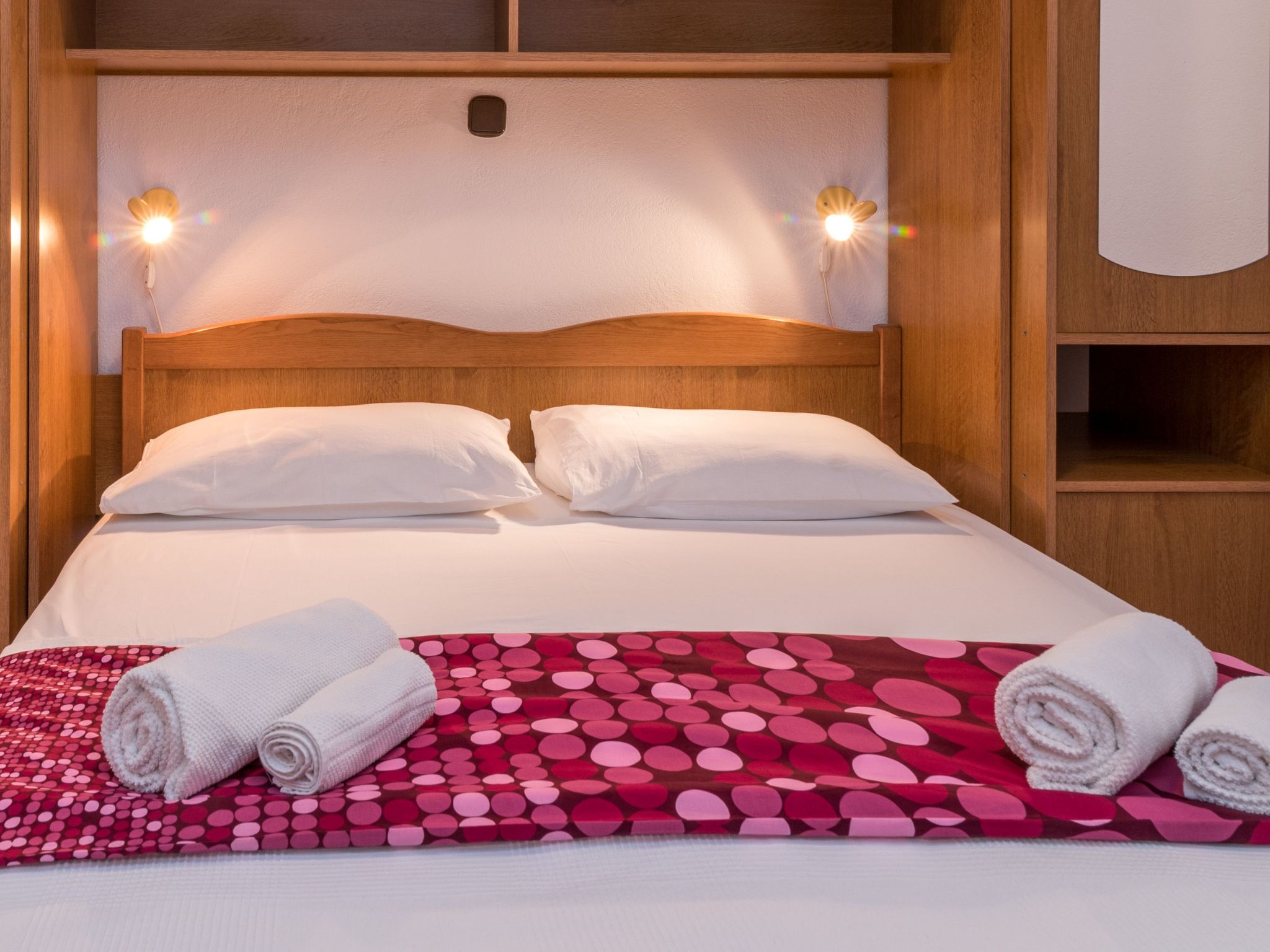 Voll ausgestattete Wohnung mit zwei Schlafzimmern und Balkon-Image-tags.info