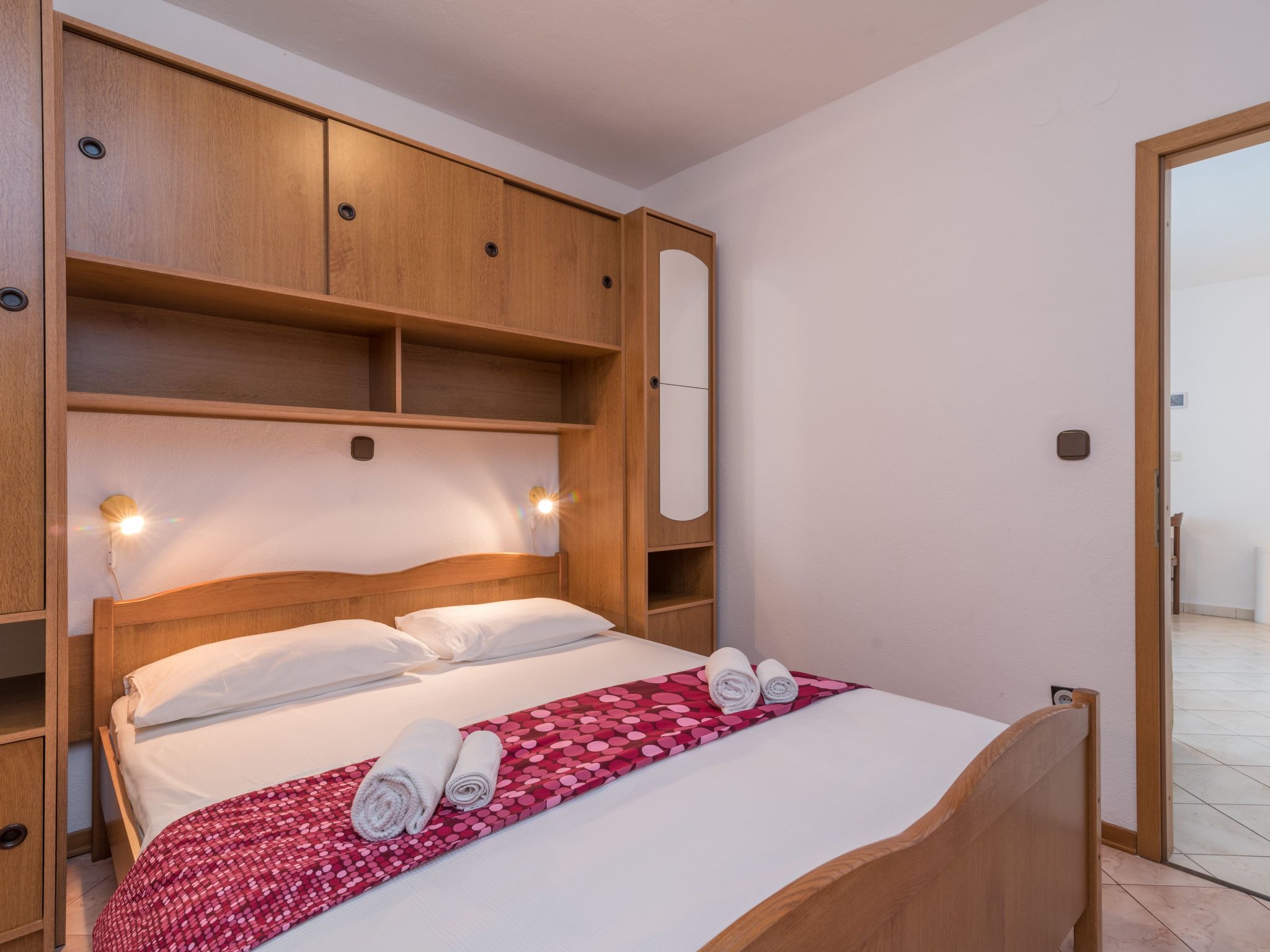 Voll ausgestattete Wohnung mit zwei Schlafzimmern und Balkon-Image-tags.info