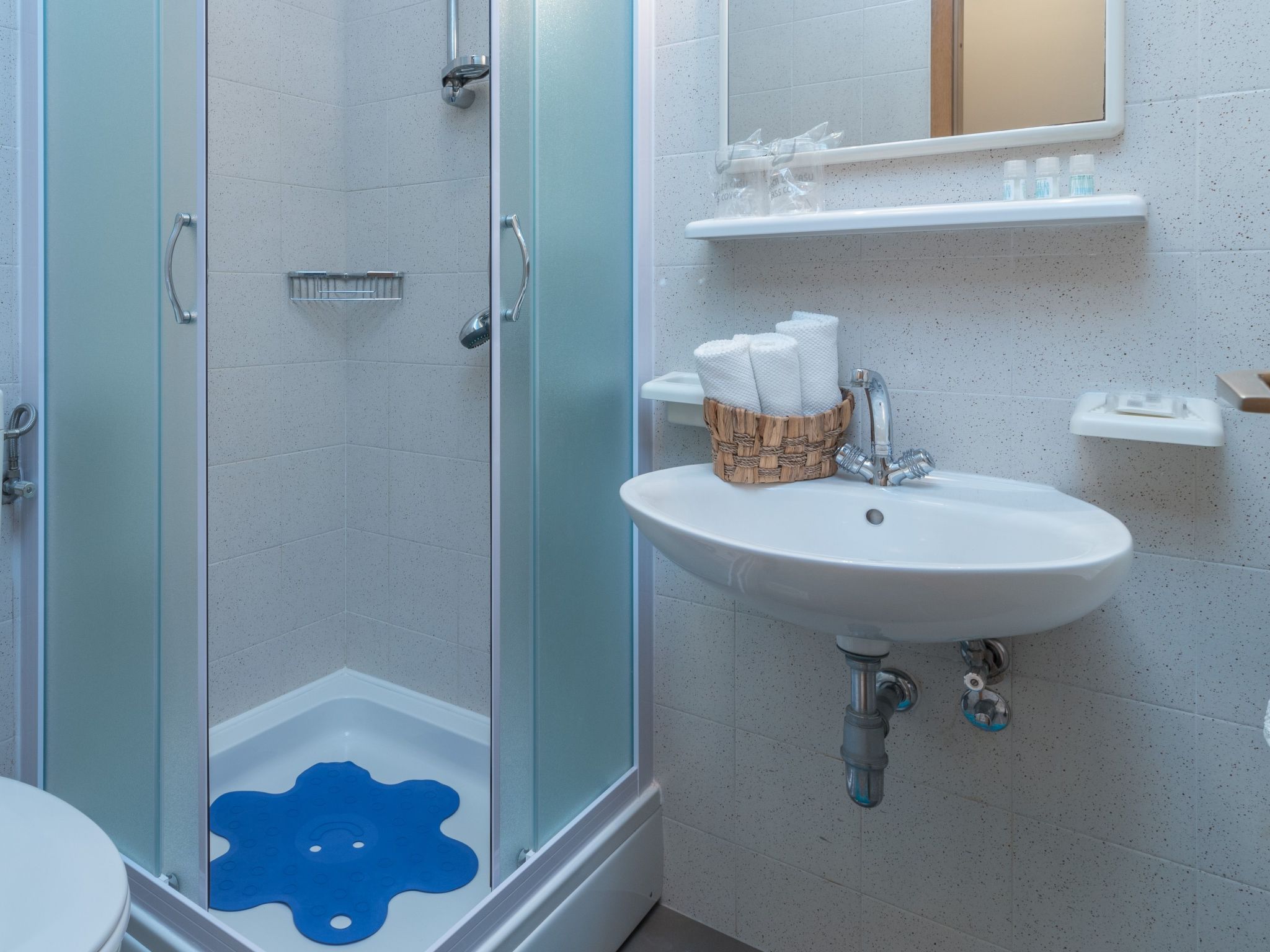 Voll ausgestattete Wohnung mit zwei Schlafzimmern und Balkon-Image-tags.info