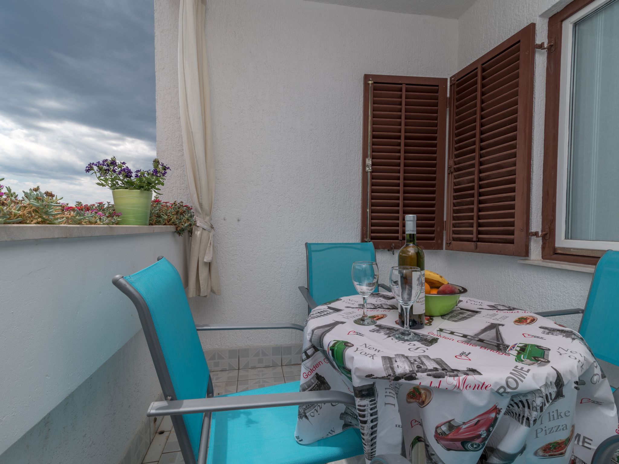 Voll ausgestattete Wohnung mit zwei Schlafzimmern und Balkon-Image-tags.info