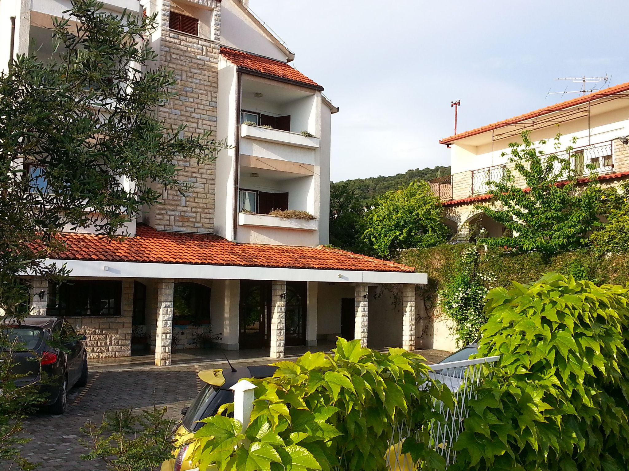 Voll ausgestattete Wohnung mit zwei Schlafzimmern und Balkon-Image-tags.info