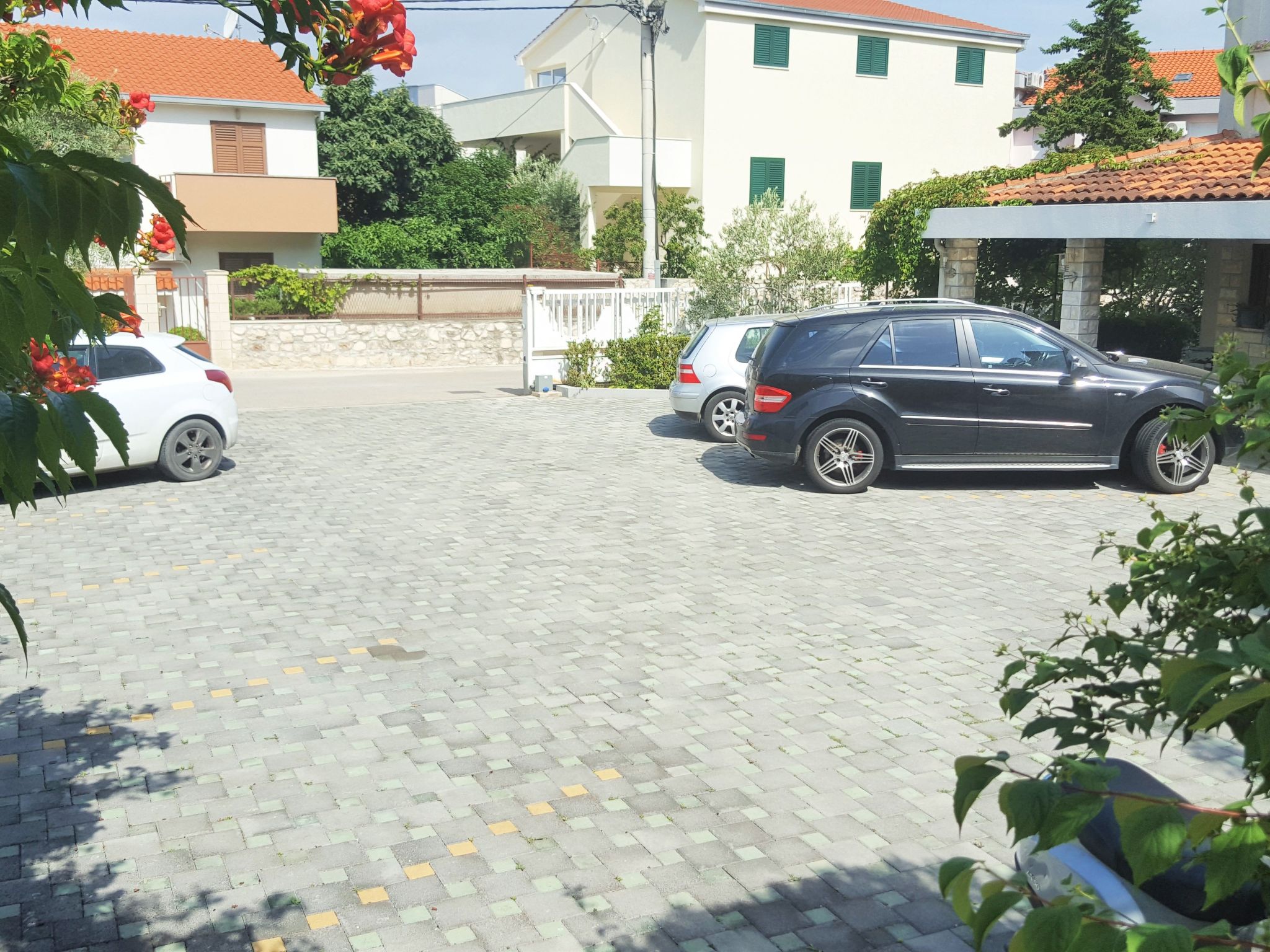 Voll ausgestattete Wohnung mit zwei Schlafzimmern und Balkon-Image-tags.info