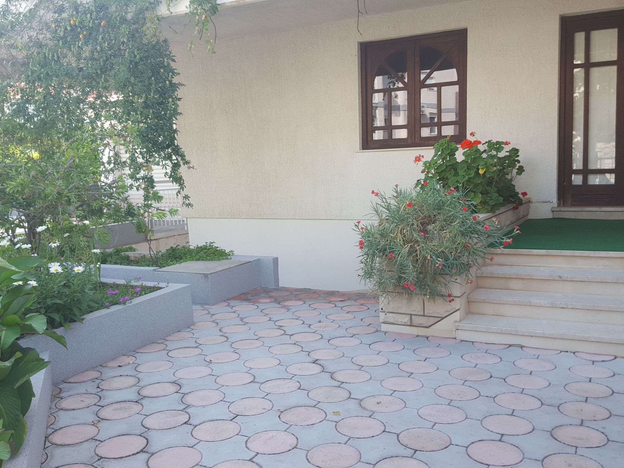 Voll ausgestattete Wohnung mit zwei Schlafzimmern und Balkon-Image-tags.info