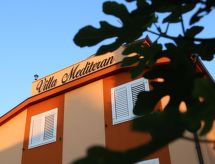 Kompakt vakantieappartement met balkon op 150 meter van zee in Okrug Donji - thumbnail 3