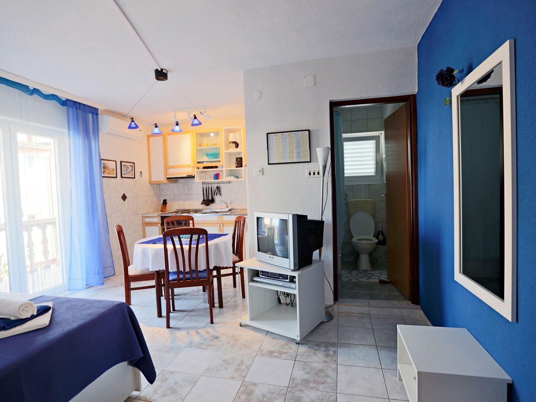 Villa Mediteran, kleine Ferienwohnung mit Balkon-Drinnen