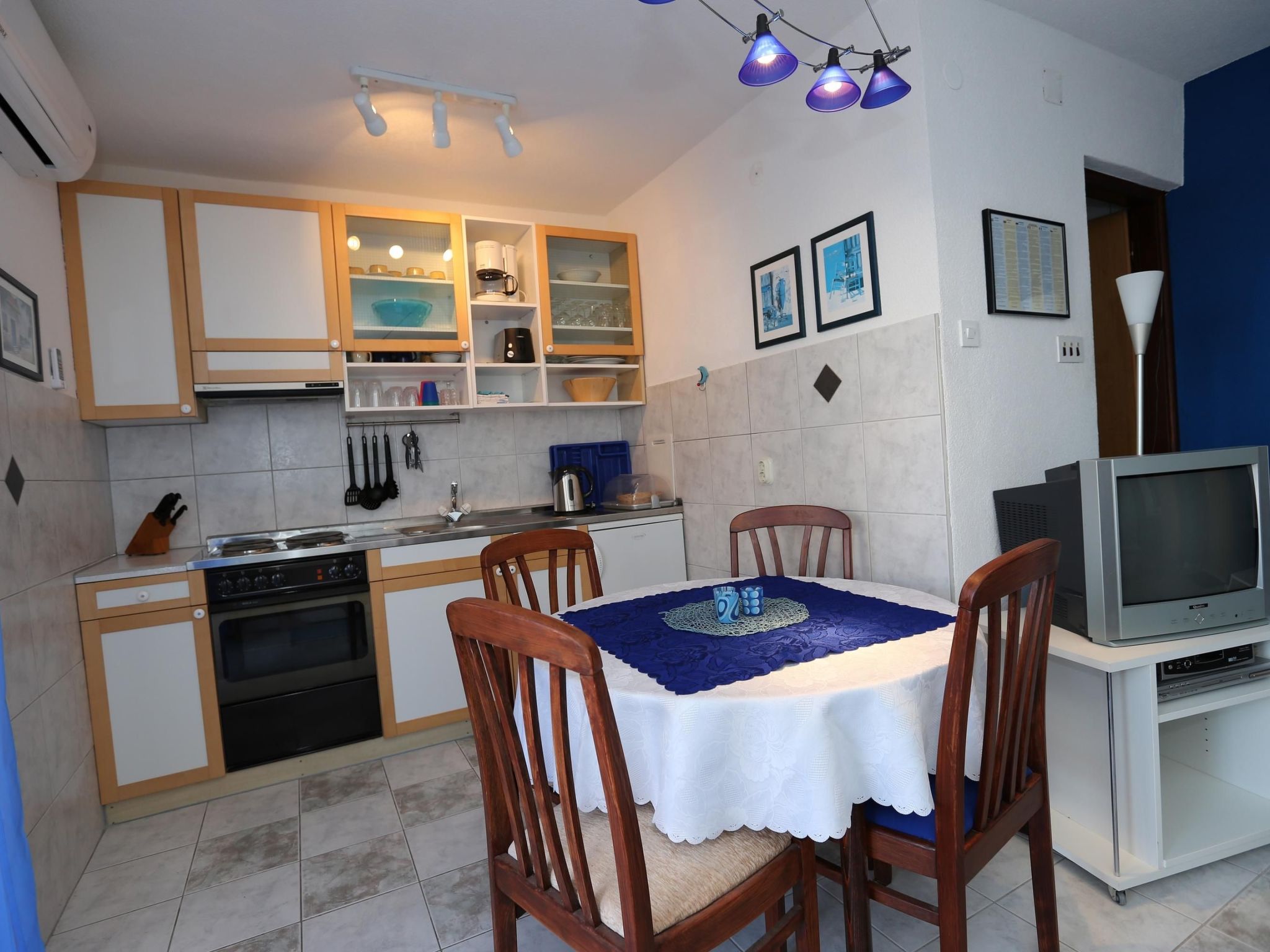 Villa Mediteran, kleine Ferienwohnung mit Balkon-Drinnen