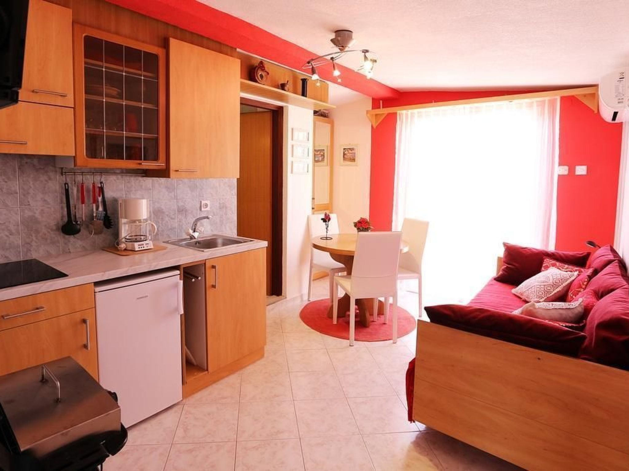 Villa Mediteran, kleine Ferienwohnung mit Terrasse-Drinnen