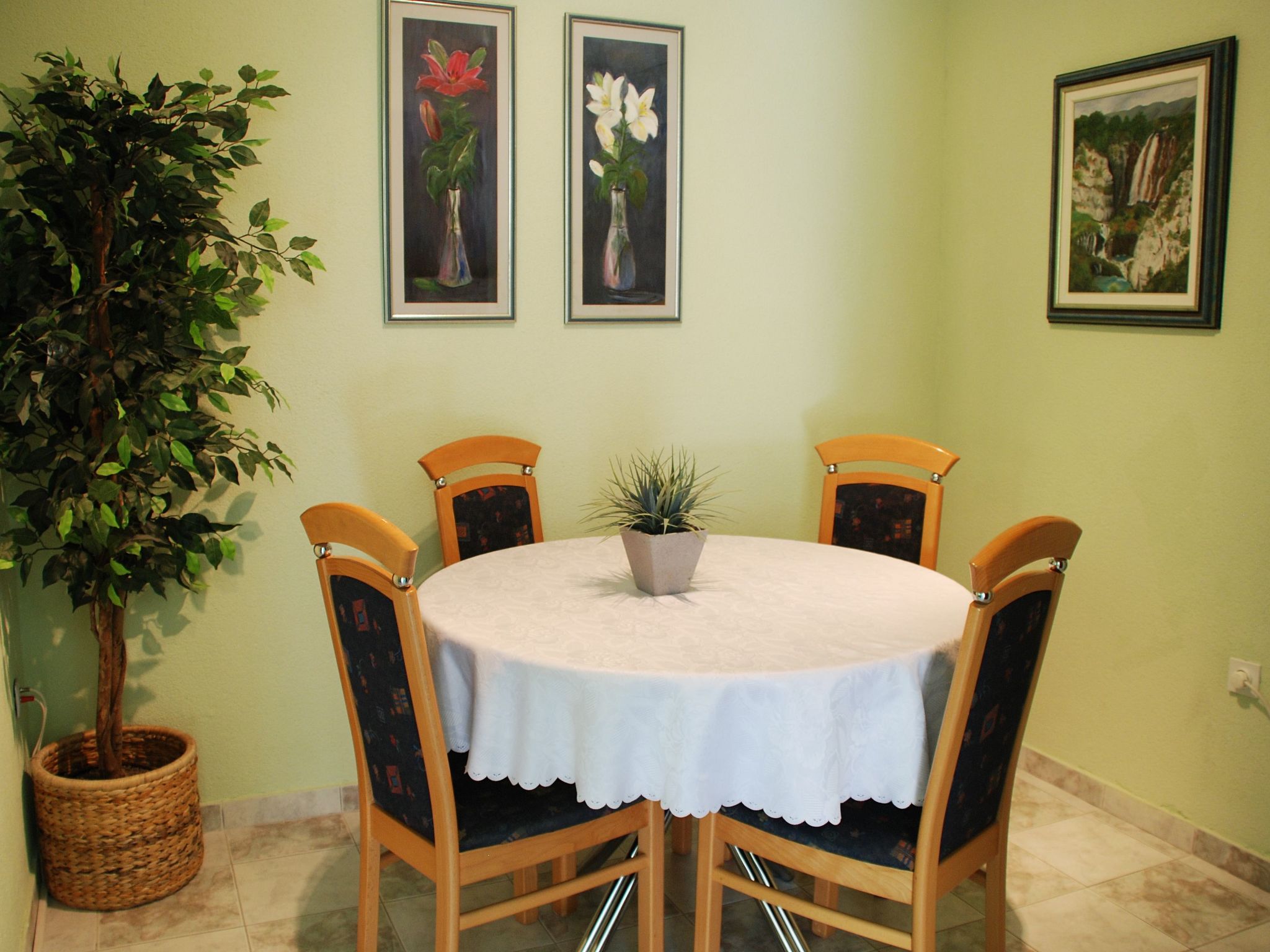 Mit Terrasse und Grill-Dedans