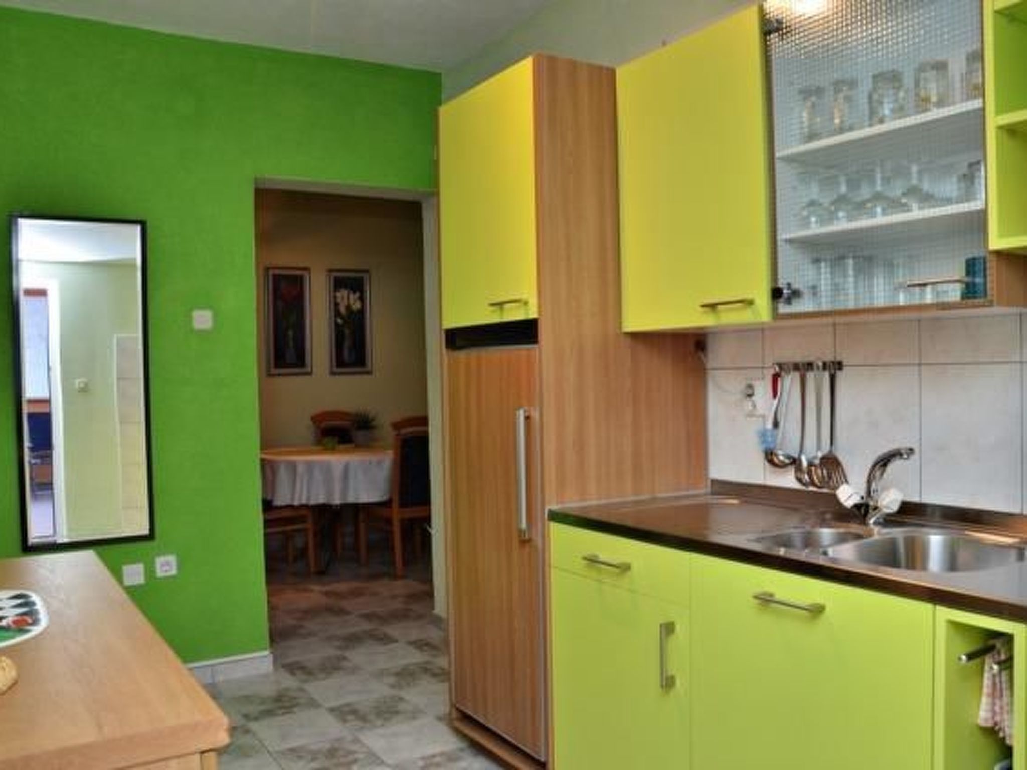 Mit Terrasse und Grill-Dedans