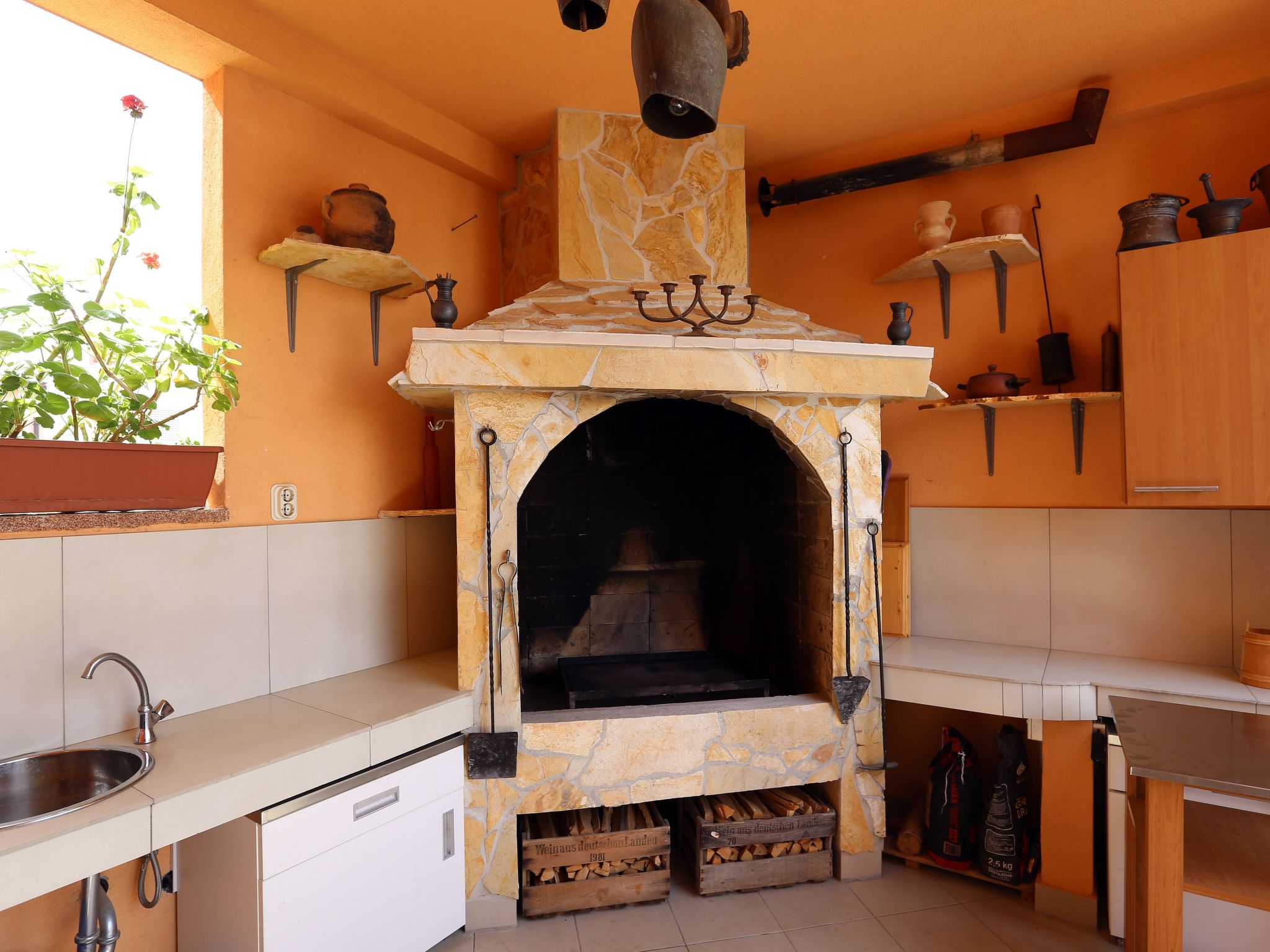 Mit Terrasse und Grill-Dedans