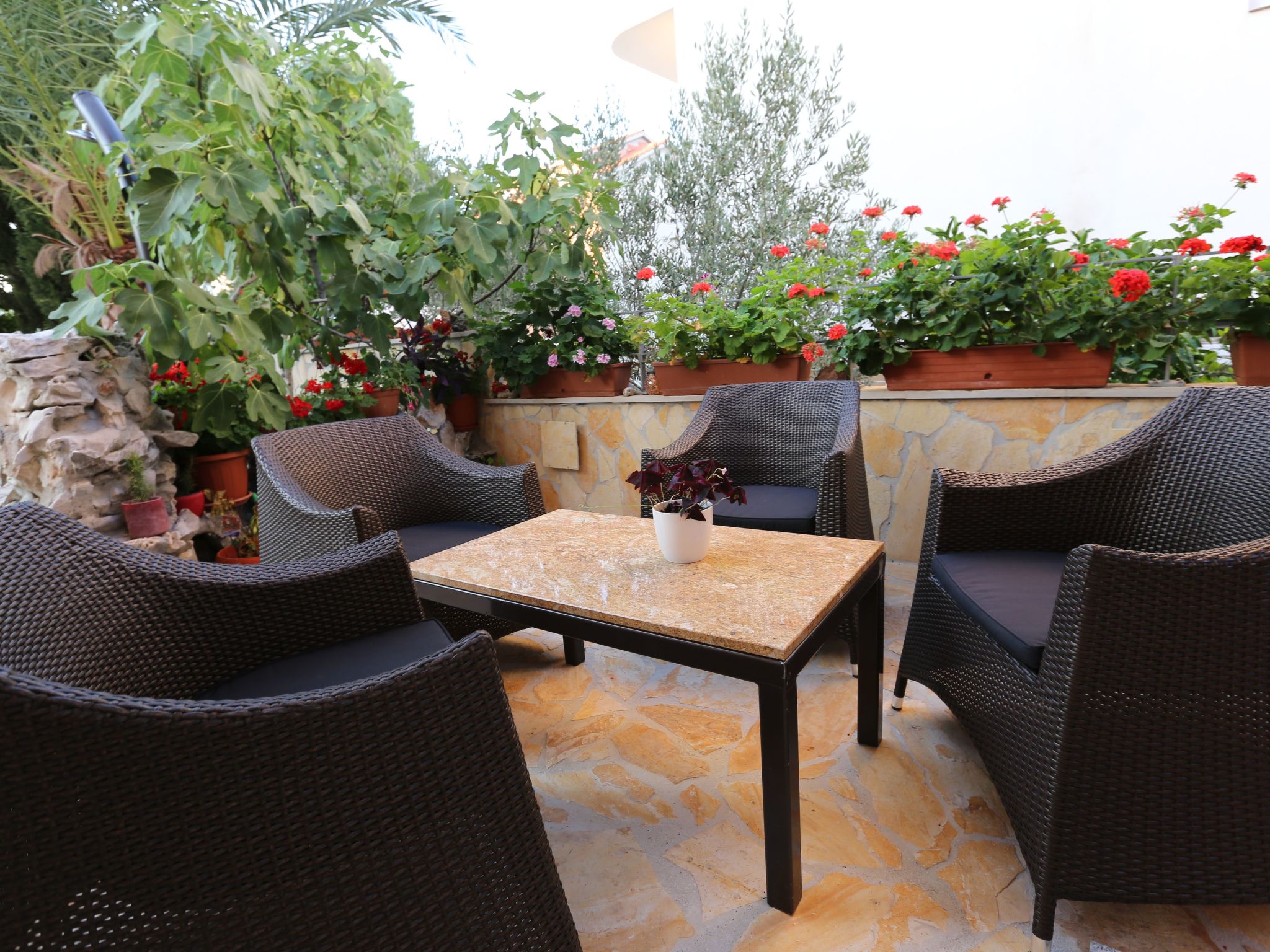 Mit Terrasse und Grill-Dedans