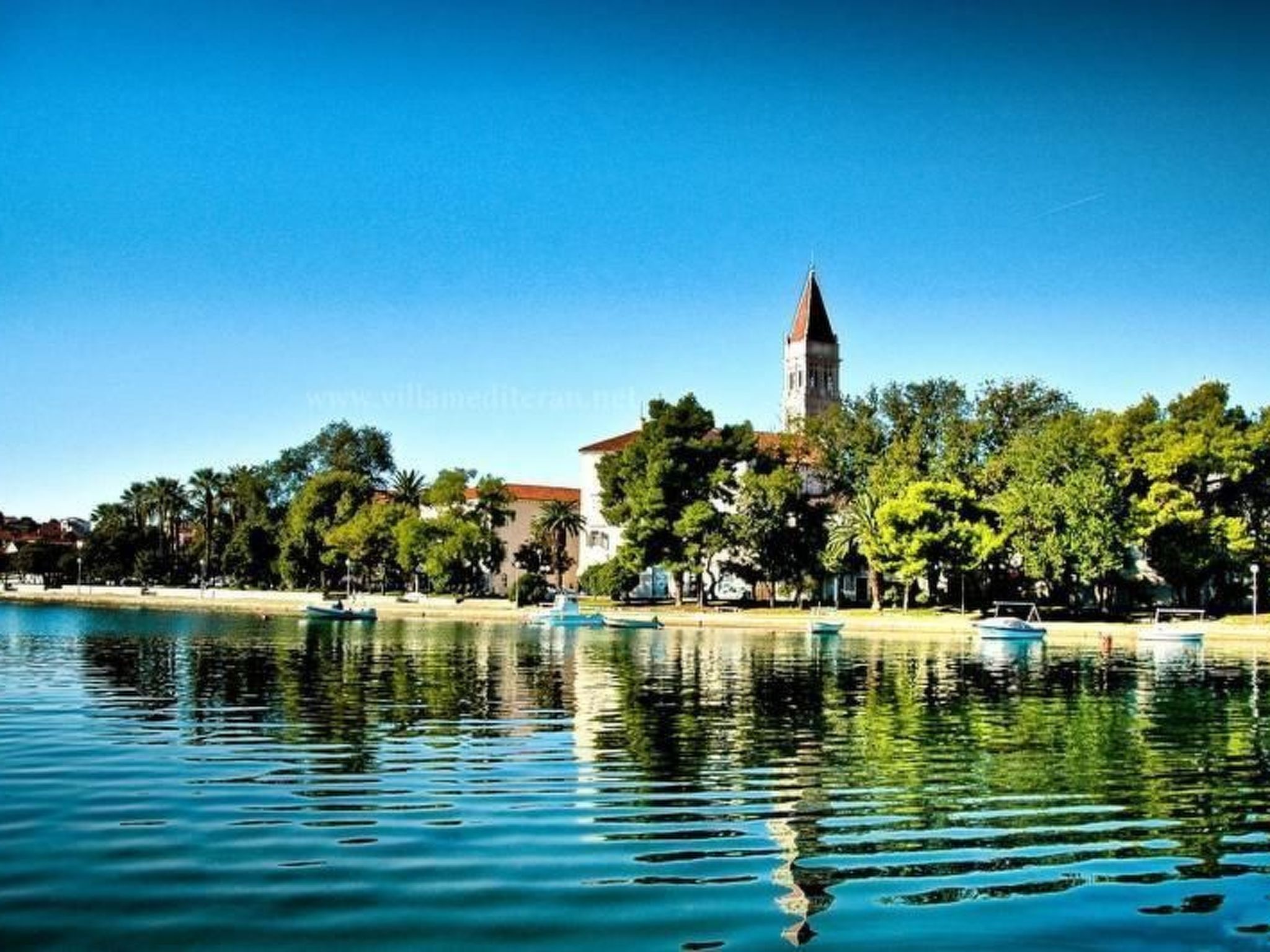 Mit Terrasse und Grill-Dedans