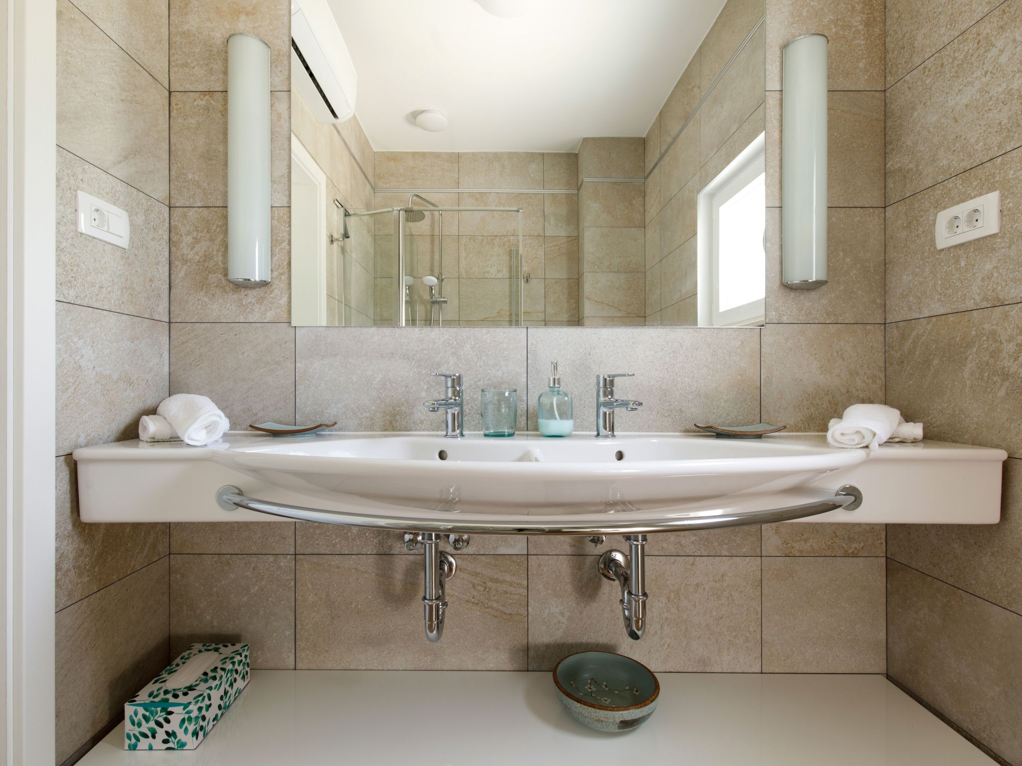 "Villa Anadea" mit Whirlpool-Drinnen