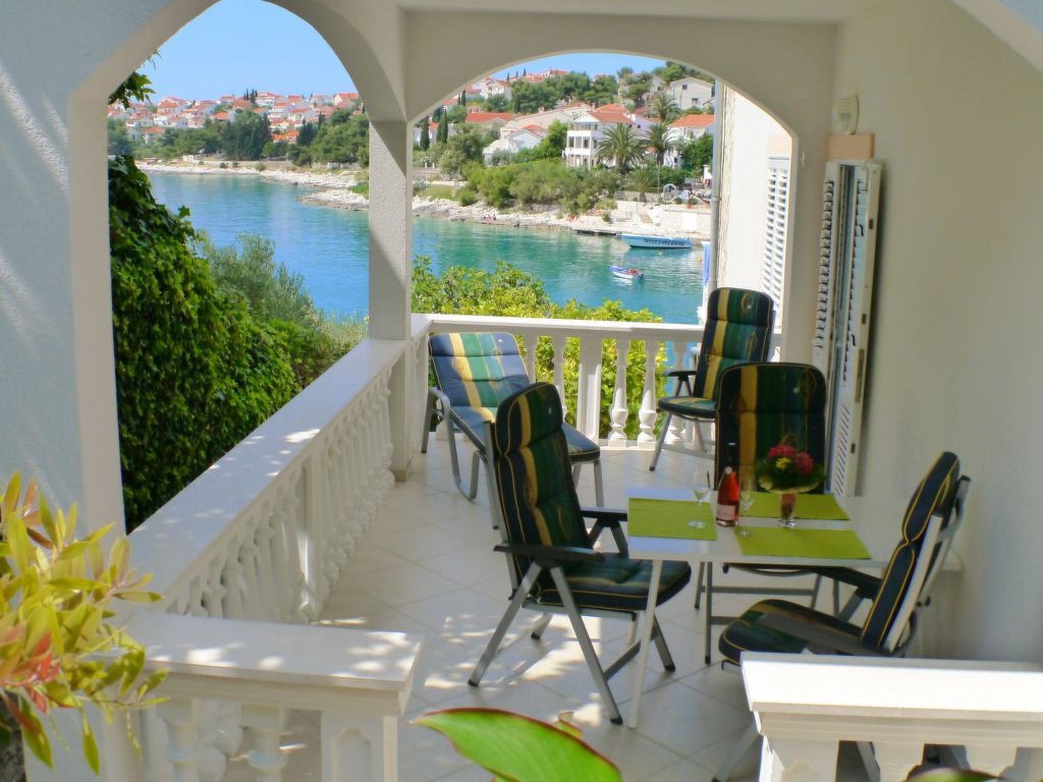 Klimatisierte Ferienwohnung in Okrug Gornji mit Gepflegtem Garten und Seeblick