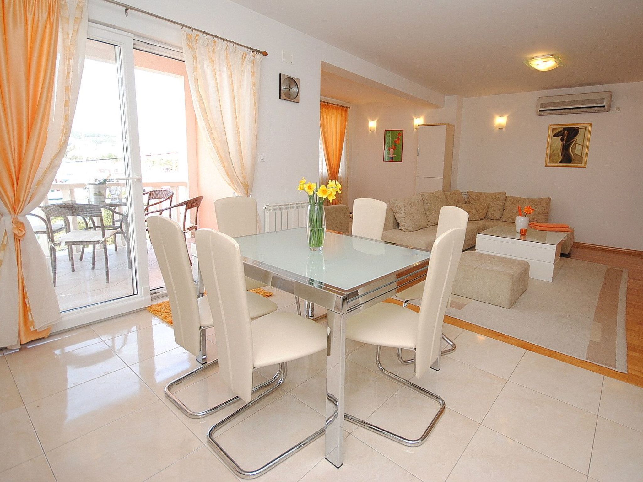 Geräumige Wohnung in erster Reihe zum Strand in Okrug-Drinnen