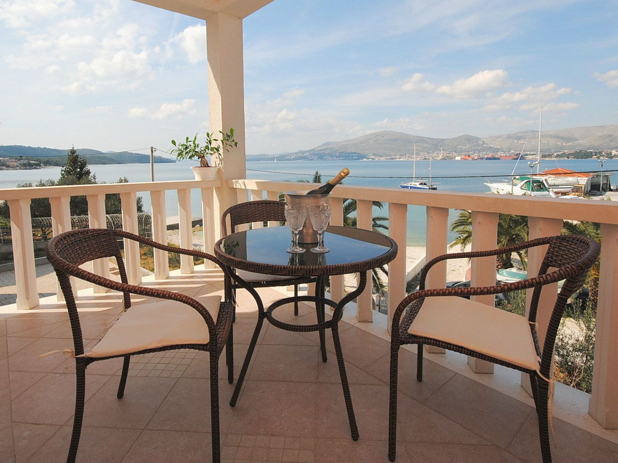 Geräumige Wohnung in erster Reihe zum Strand in Okrug-Draußen