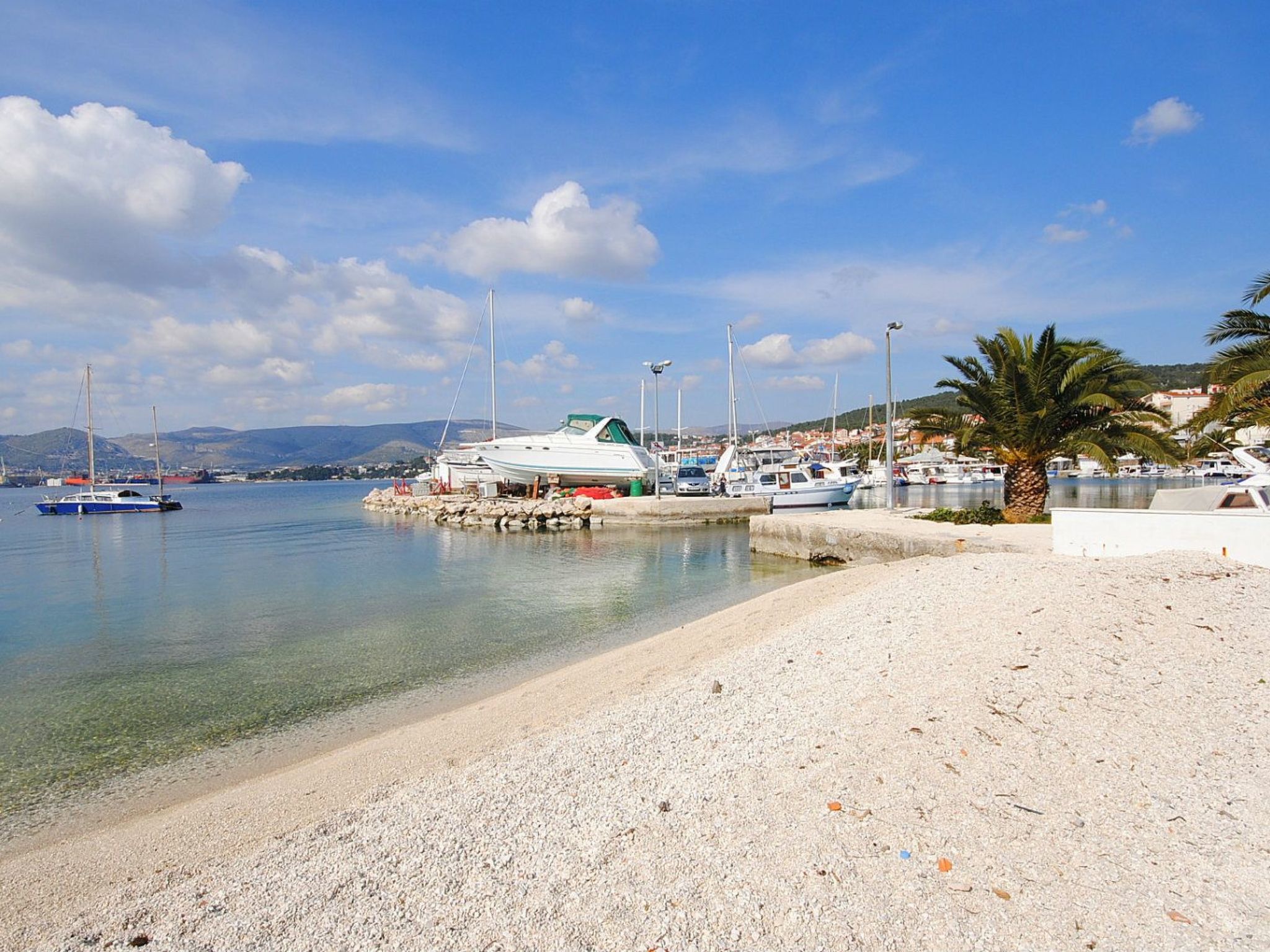 Geräumige Wohnung in erster Reihe zum Strand in Okrug-Image-tags.info