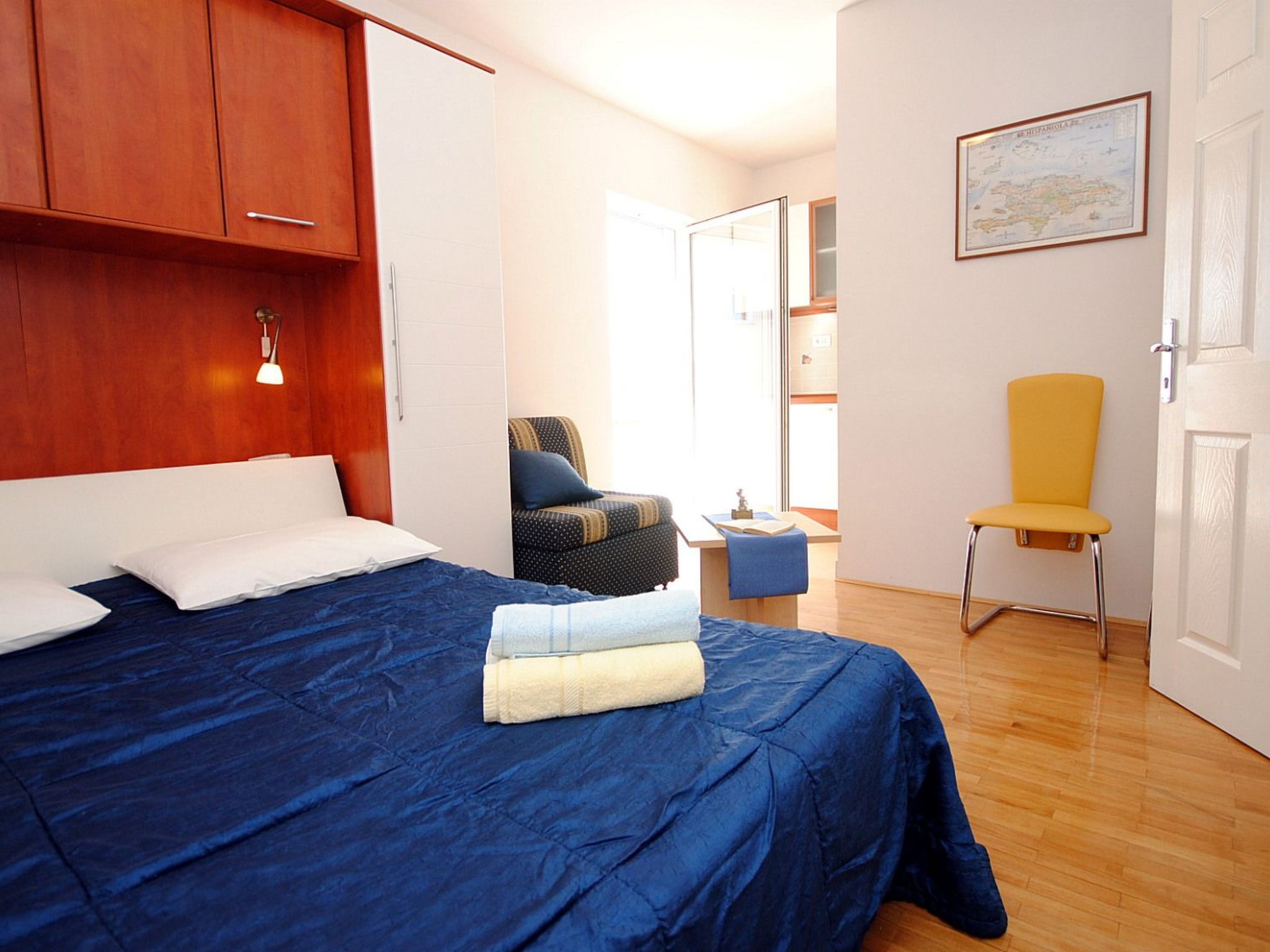 Geräumige Wohnung in erster Reihe zum Strand in Okrug-Drinnen