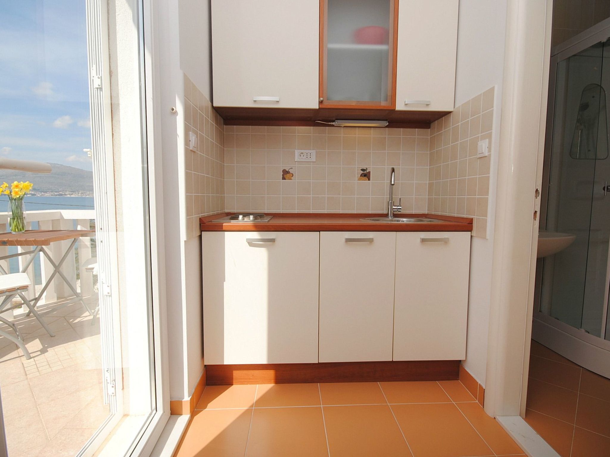 Geräumige Wohnung in erster Reihe zum Strand in Okrug-Image-tags.info