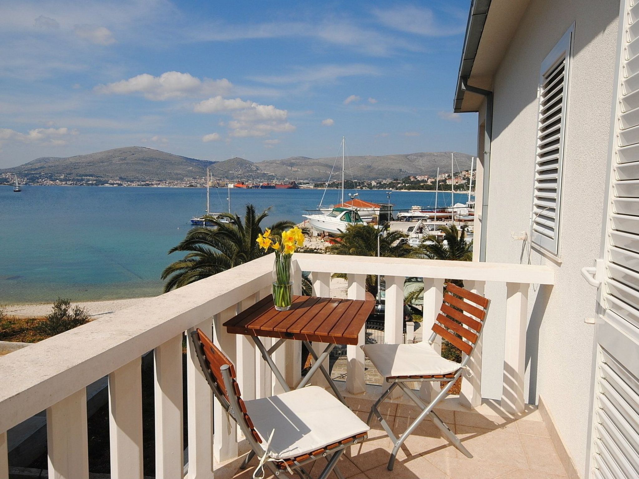 Geräumige Wohnung in erster Reihe zum Strand in Okrug-Draußen