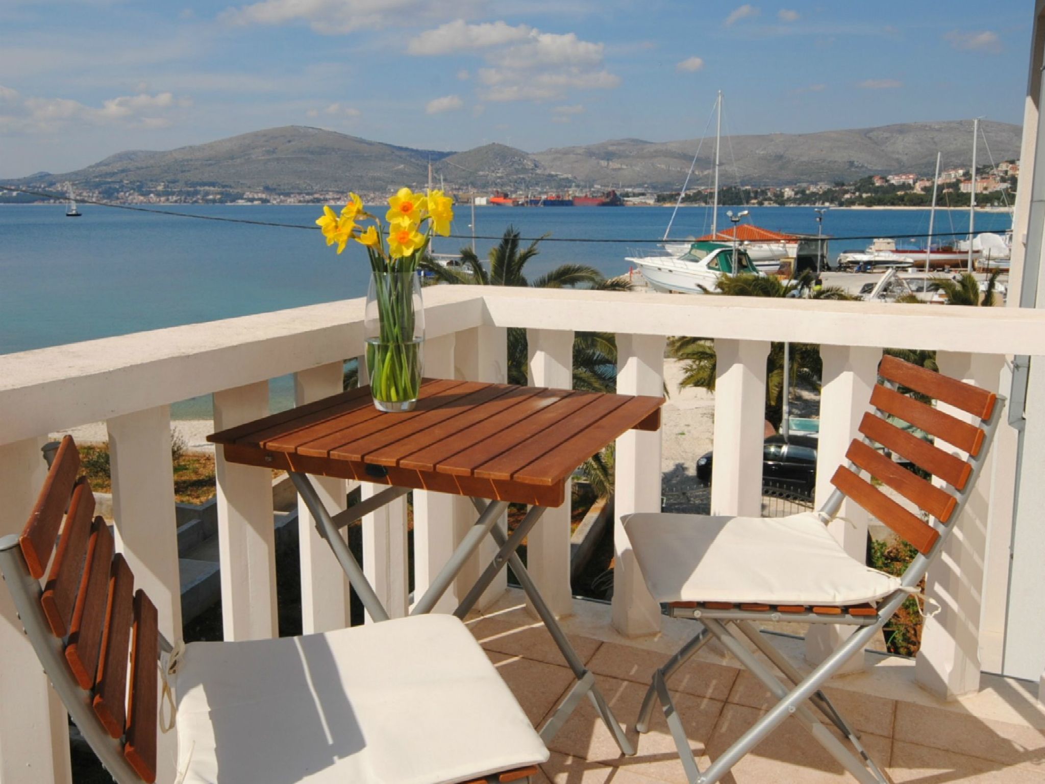 Geräumige Wohnung in erster Reihe zum Strand in Okrug-Draußen