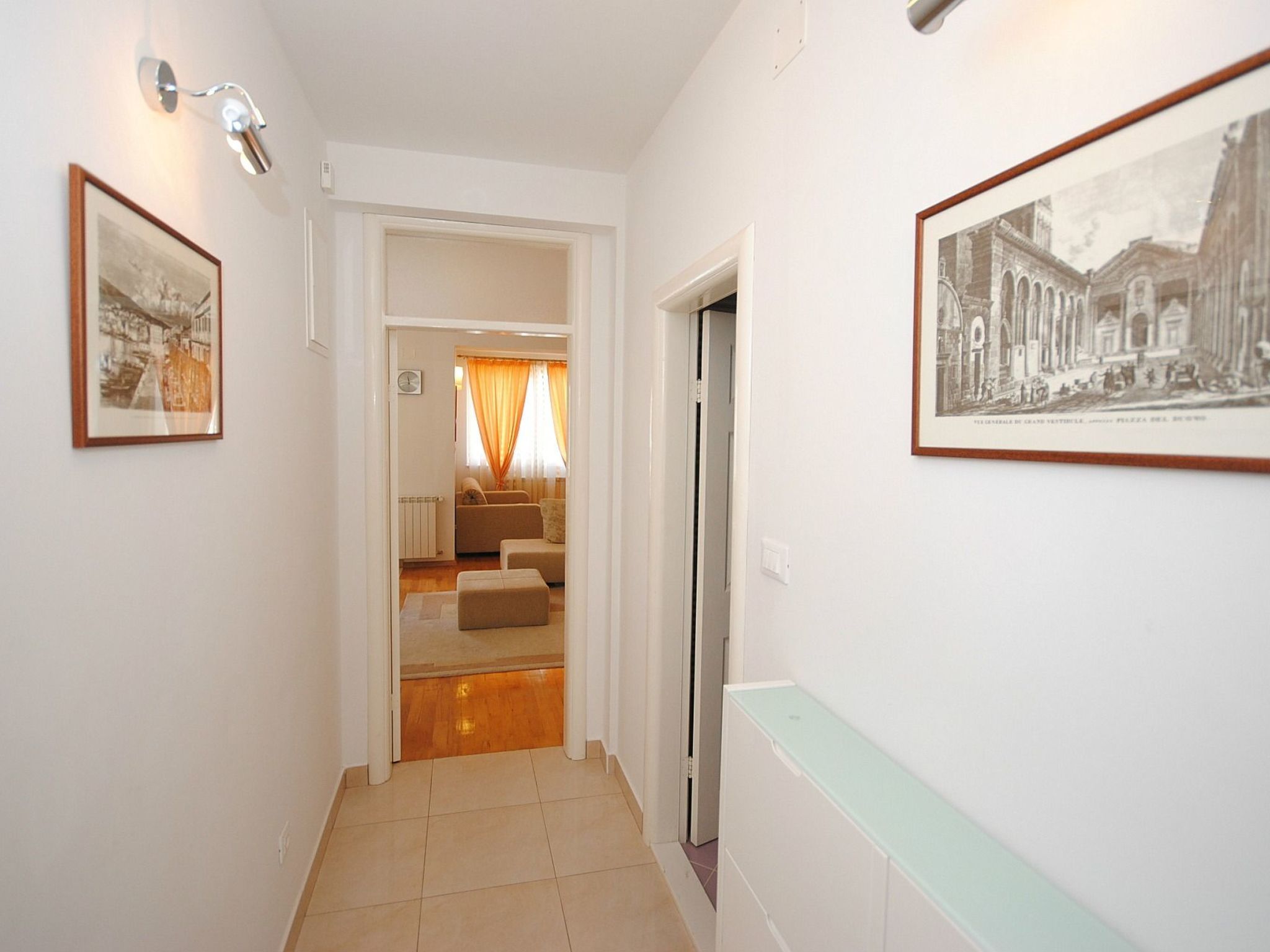 Geräumige Wohnung in erster Reihe zum Strand in Okrug-Drinnen