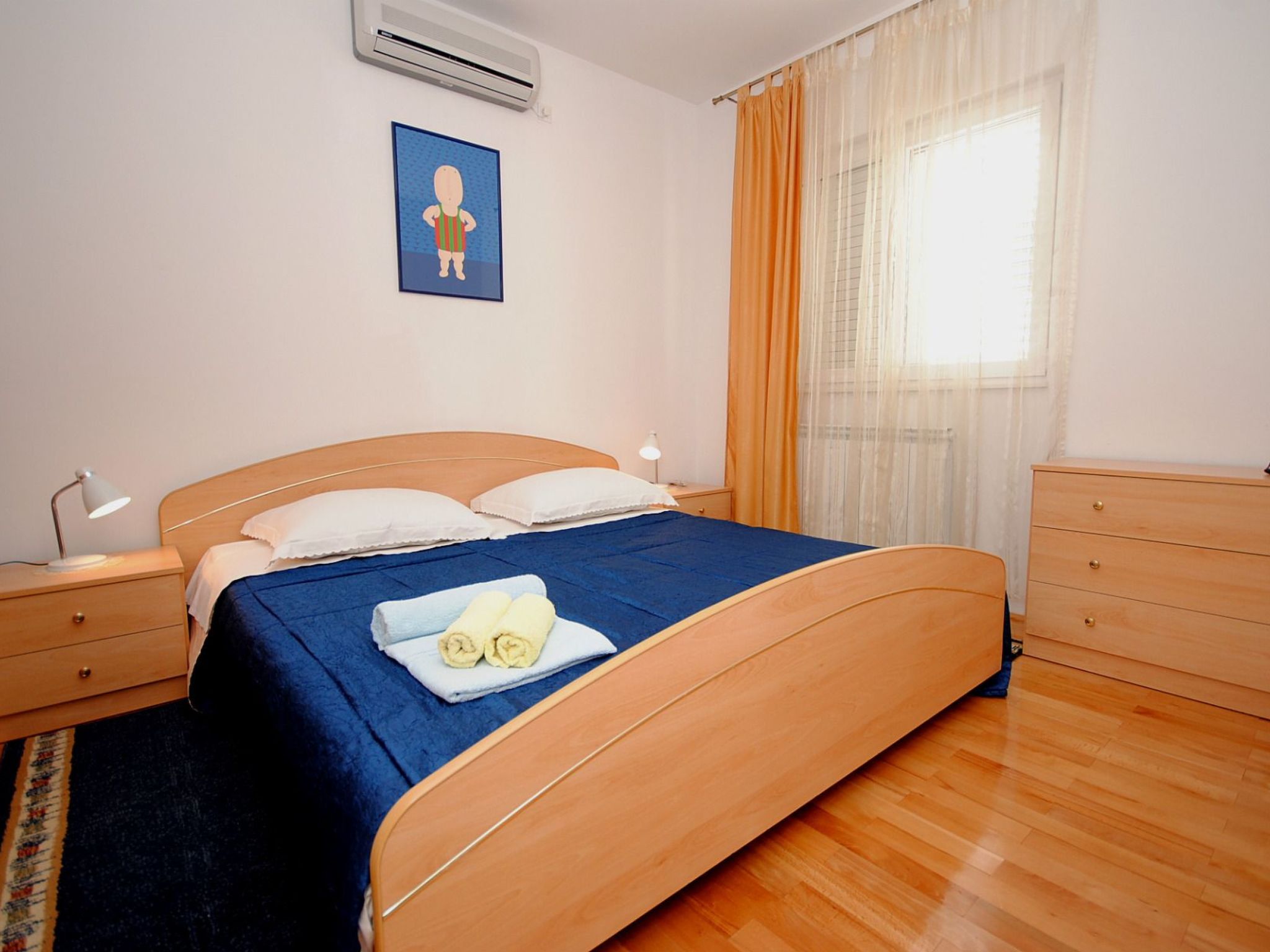 Geräumige Wohnung in erster Reihe zum Strand in Okrug-Drinnen