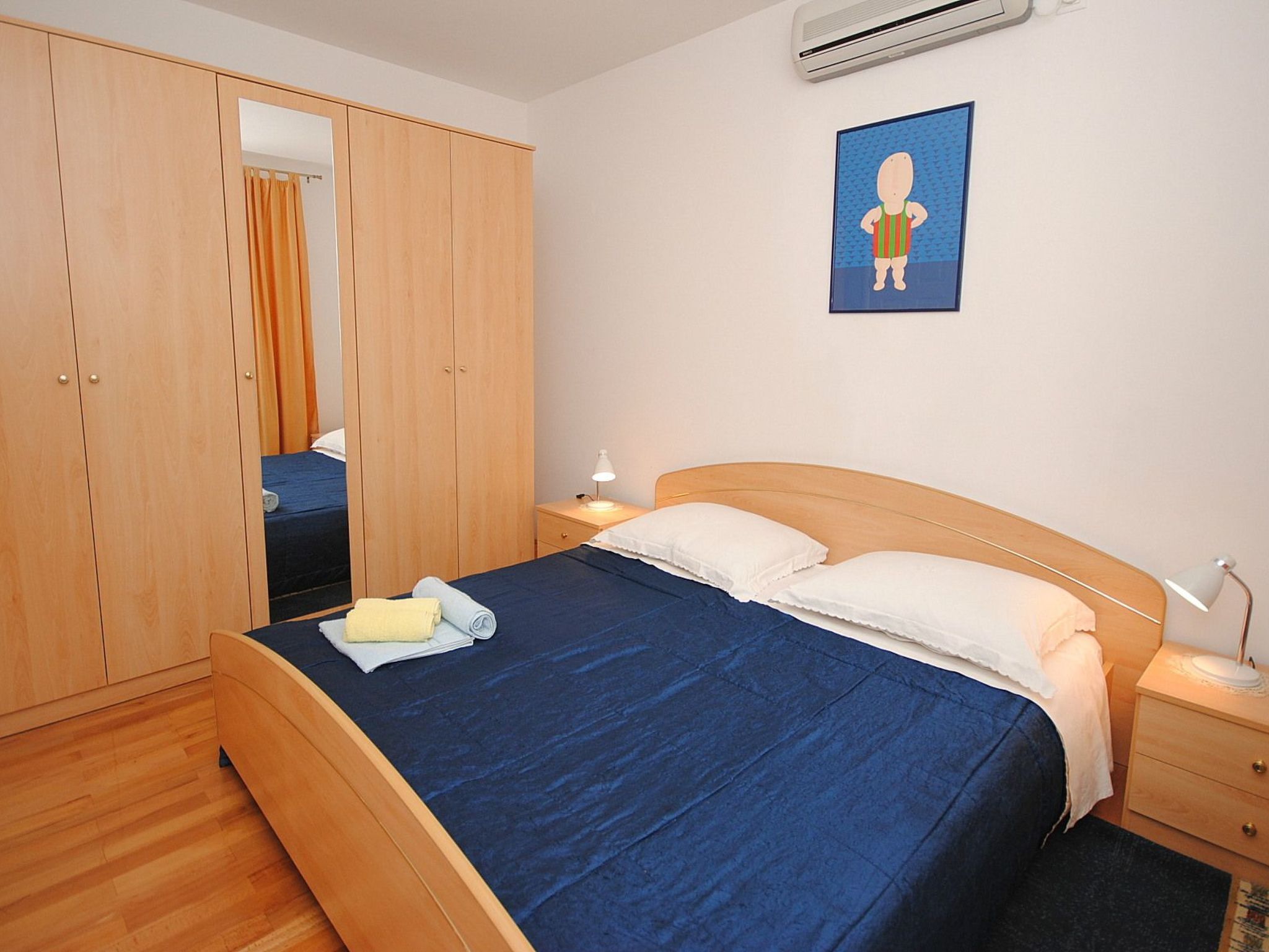 Geräumige Wohnung in erster Reihe zum Strand in Okrug-Drinnen